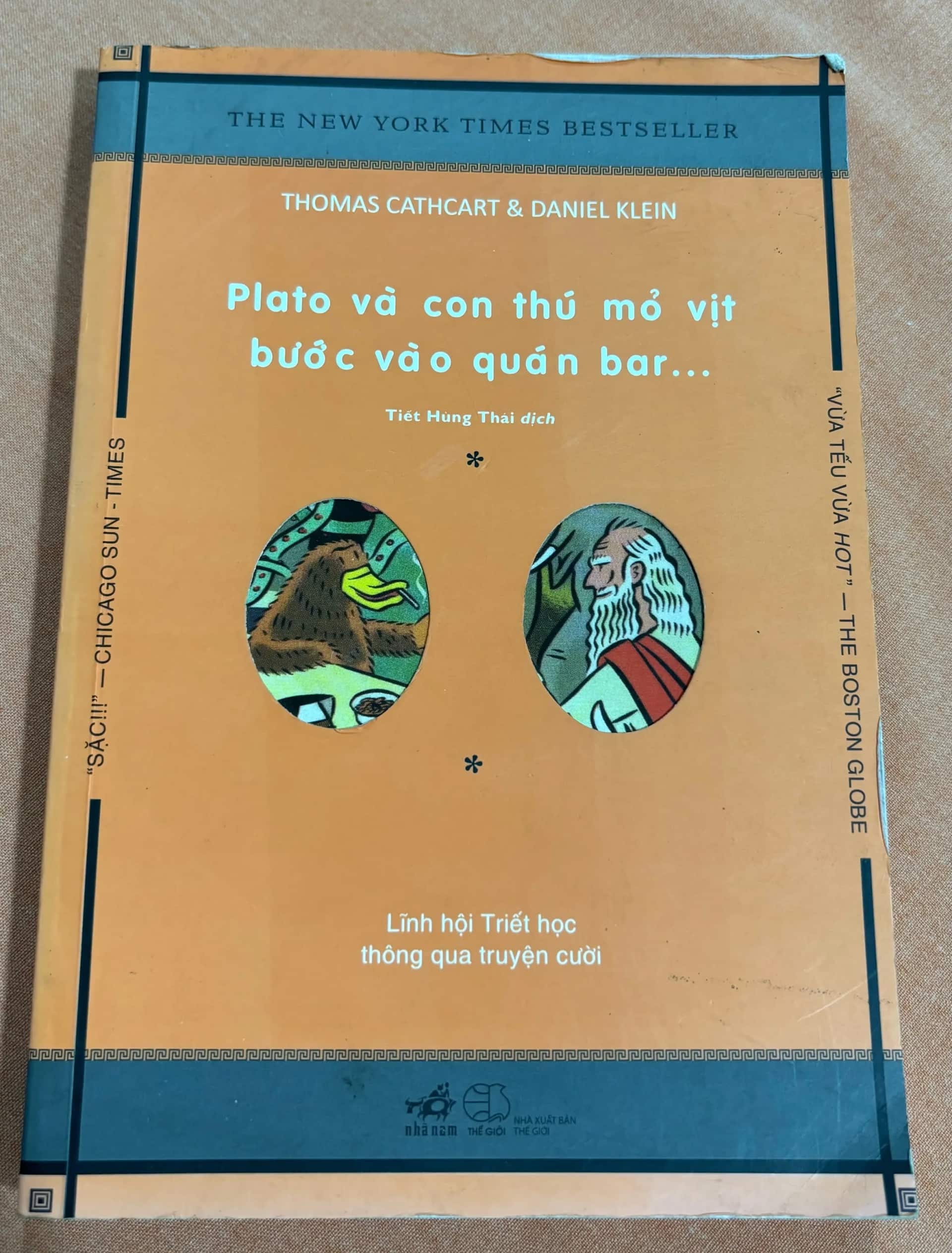 Plato và con thú mỏ vịt bước vào quán bar