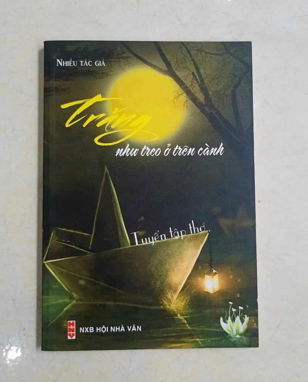 Trăng như treo trên cành cây 