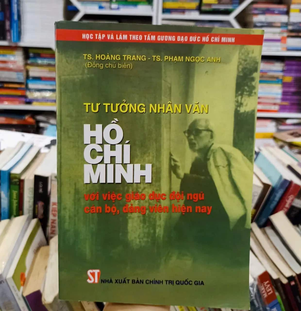 Tư tưởng nhân văn Hồ Chí Minh với việc giáo dục đỗi ngũ cán bộ, đảng viên hiện nay 