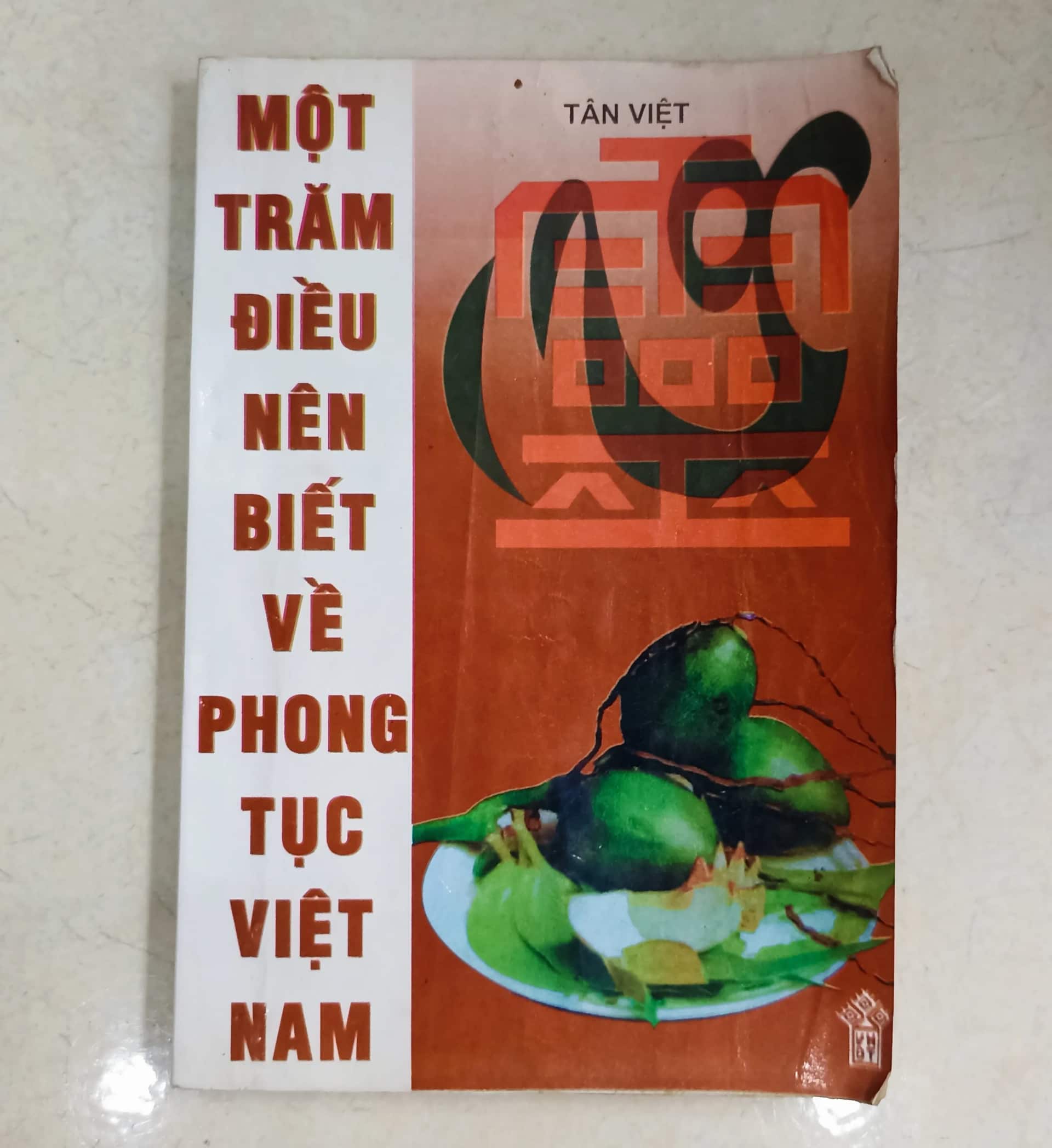 Một trăm điều nên biết về phong tục Việt Nam