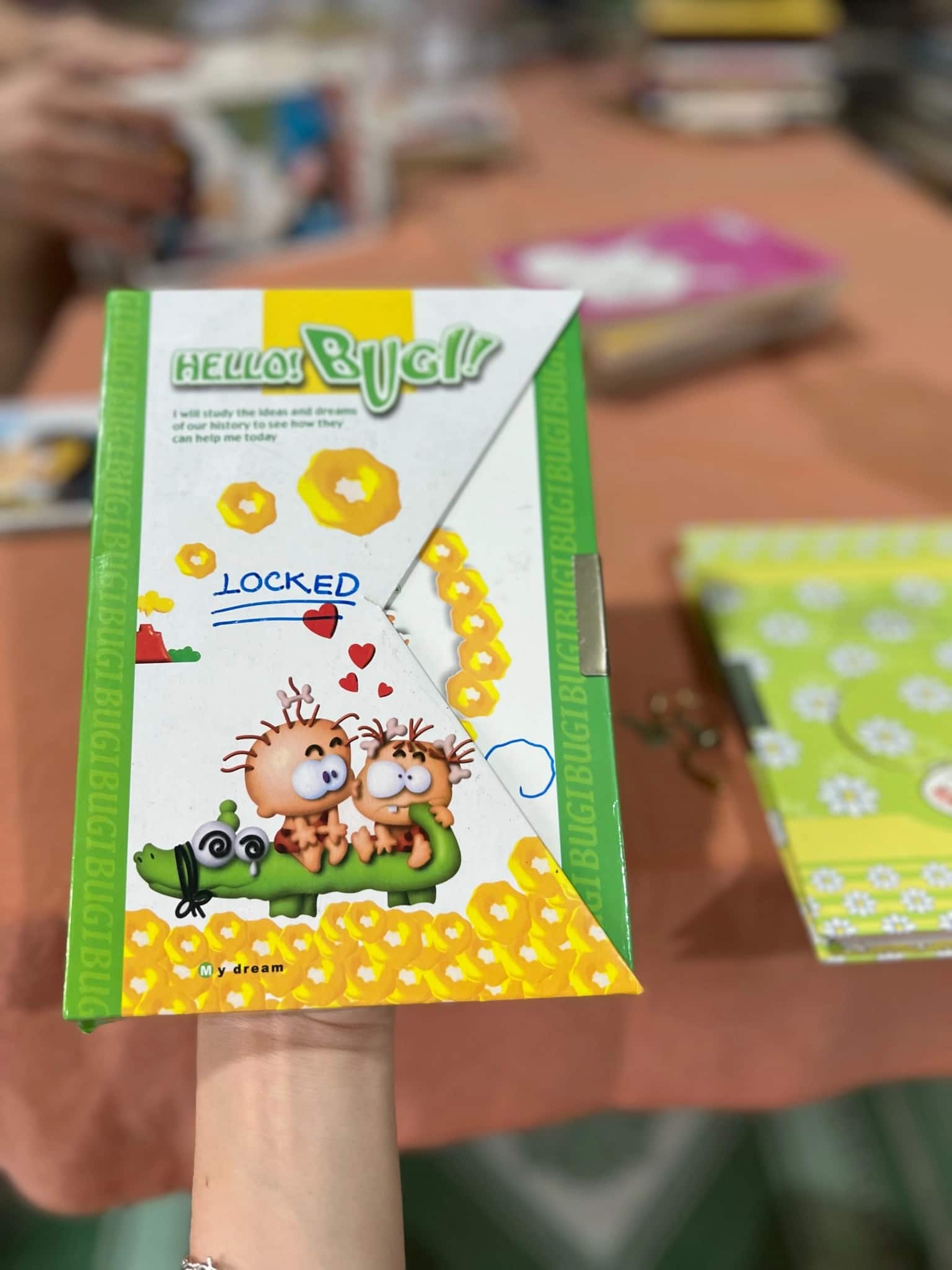 Sổ tay có ổ khoá viết nhật ký