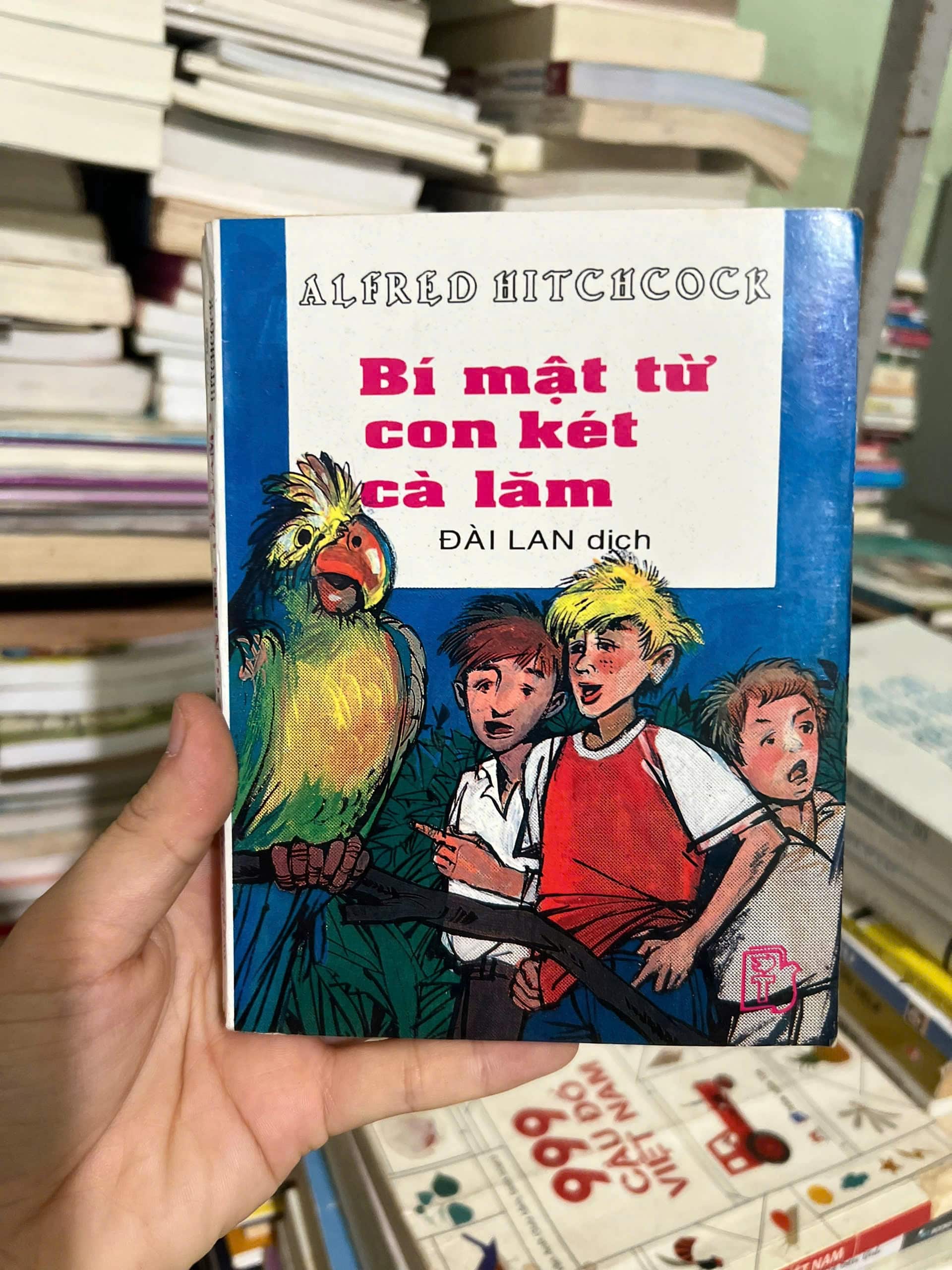 Bí Mật Từ Con Két Cà Lăm