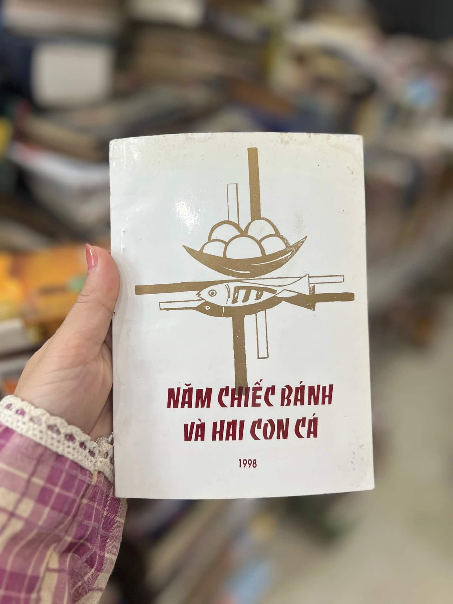 Năm chiếc bánh với 2 con cá