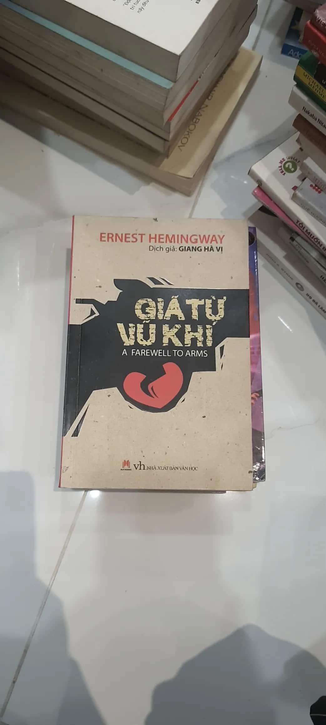 "Giã từ vũ khí" của Ernest Hemingway 