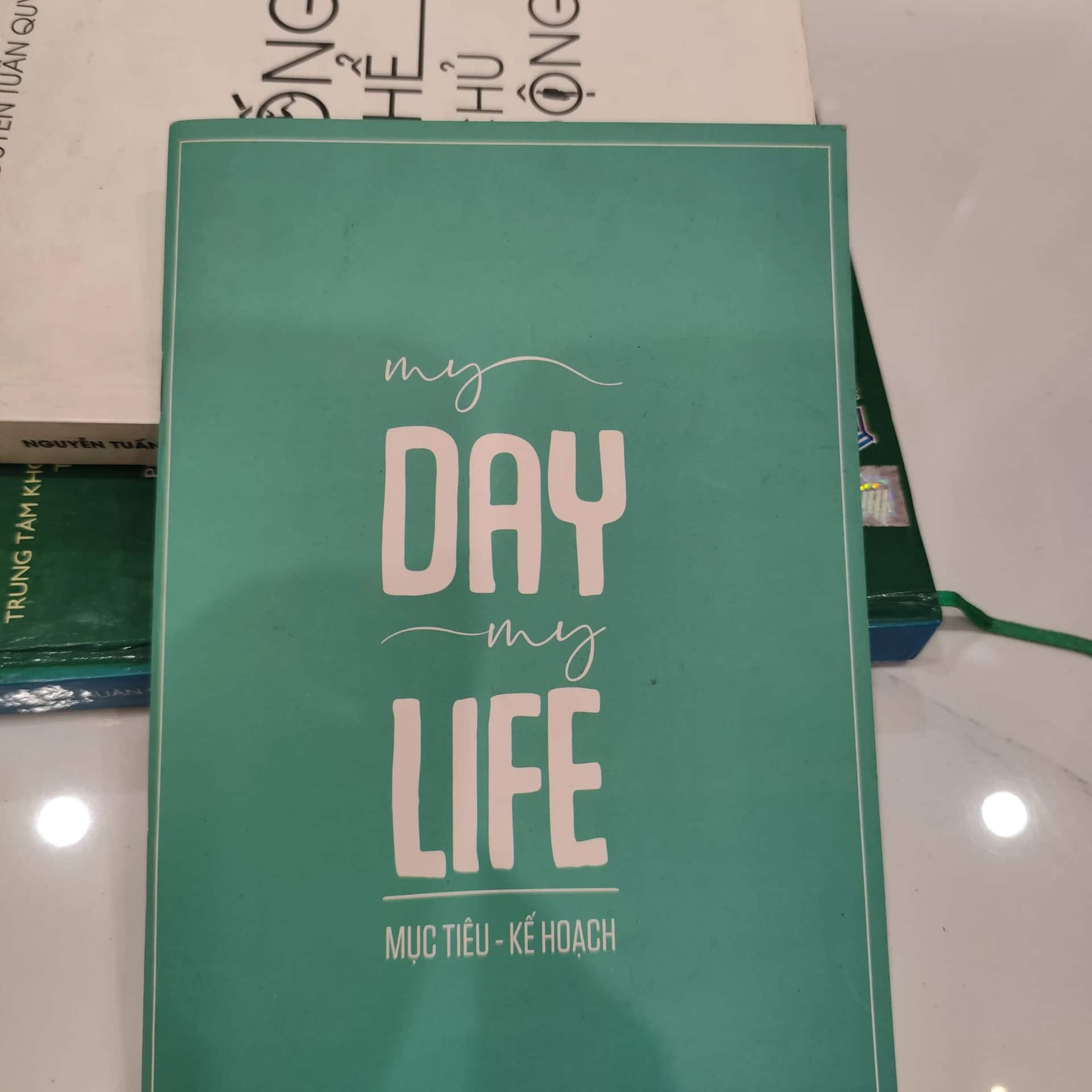 Sổ tay có tên "My Day My Life" của nhà xuất bản Bizbooks.