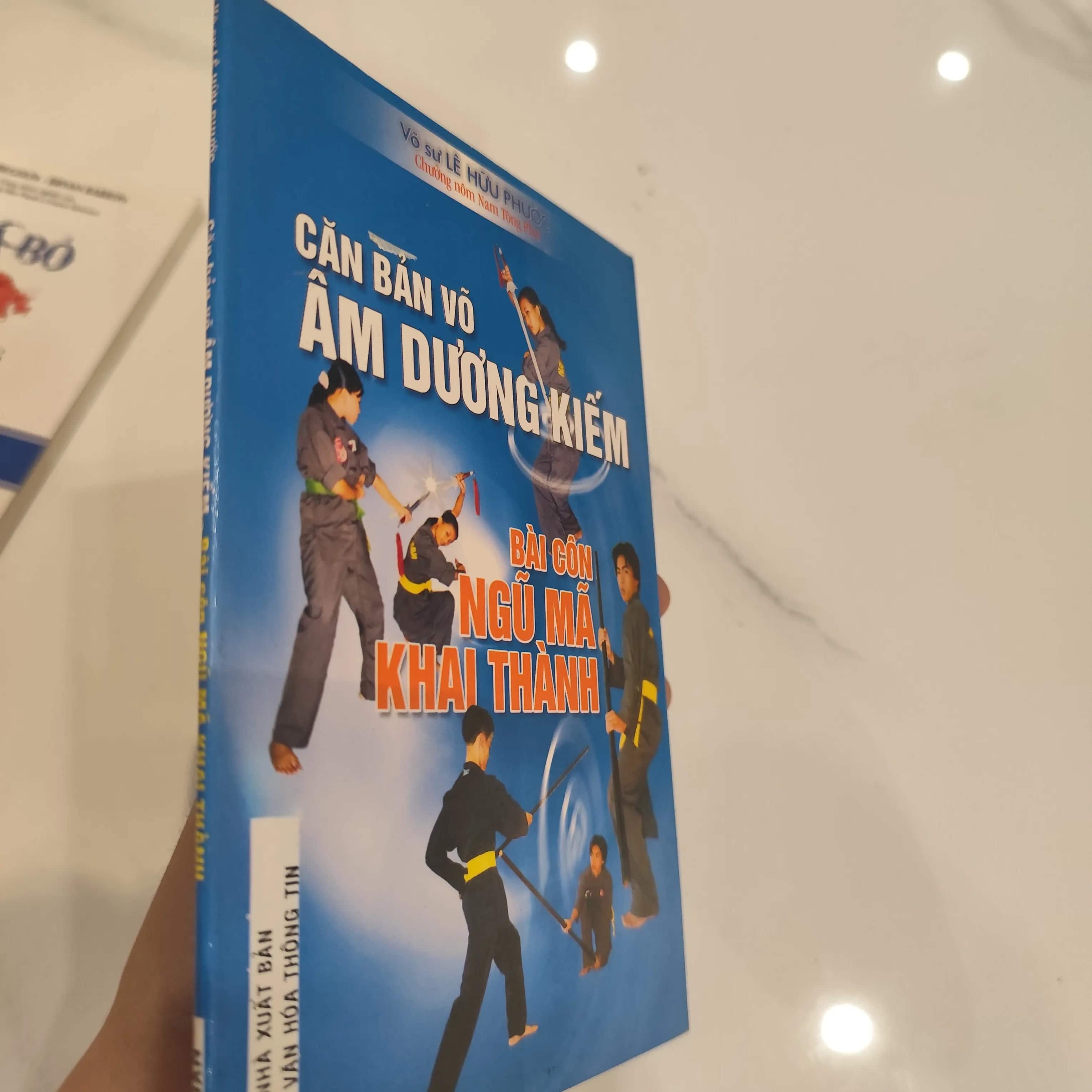 Căn Bản Võ Âm Dương Kiếm - Bài Côn Ngũ Mã Khai Thành" của tác giả Võ Sư Lê Hữu Phước.