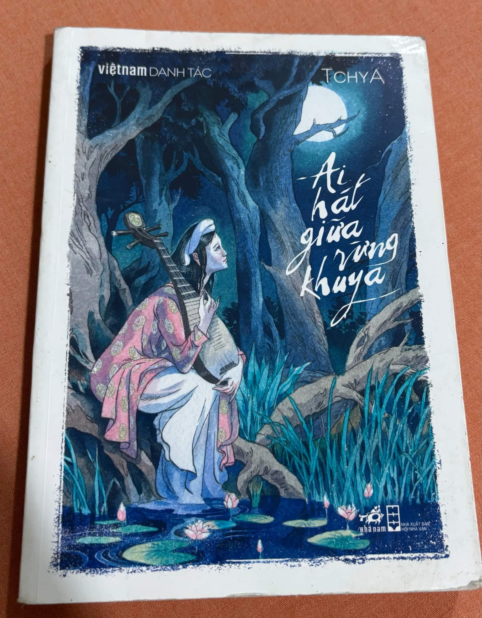 Ai hát giữa rừng khuya