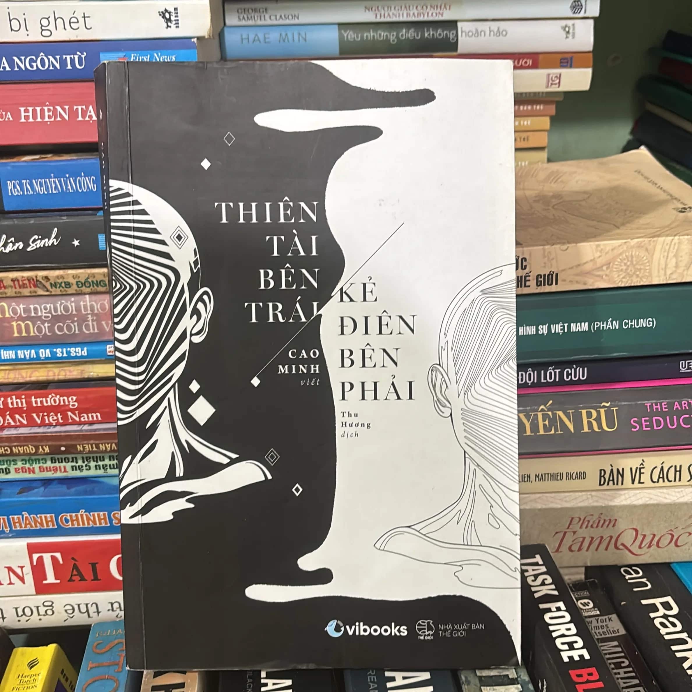 Thiên Tài Bên Trái Kẻ Điên Bên Phải 