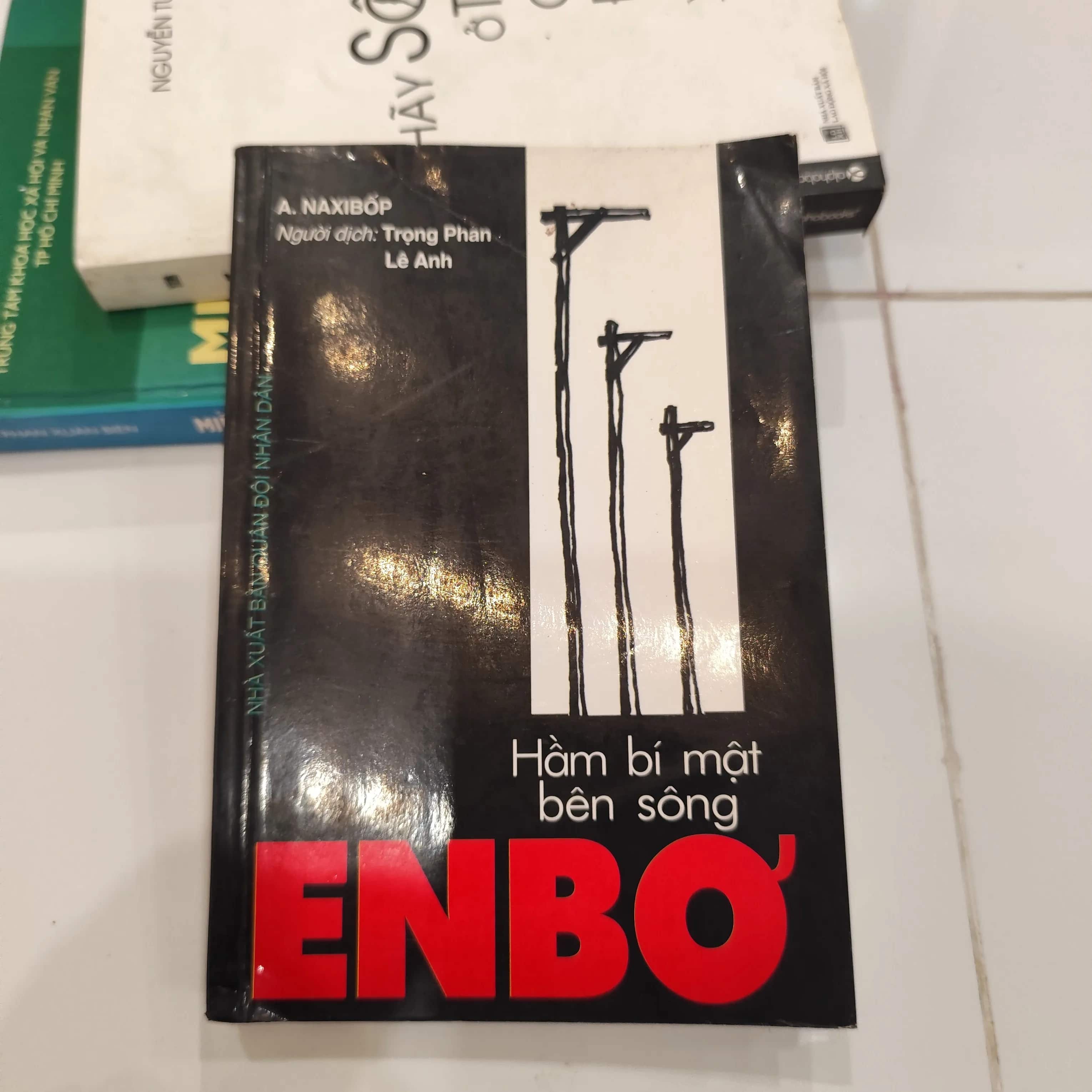 Hầm bí mật bên sông Enbơ