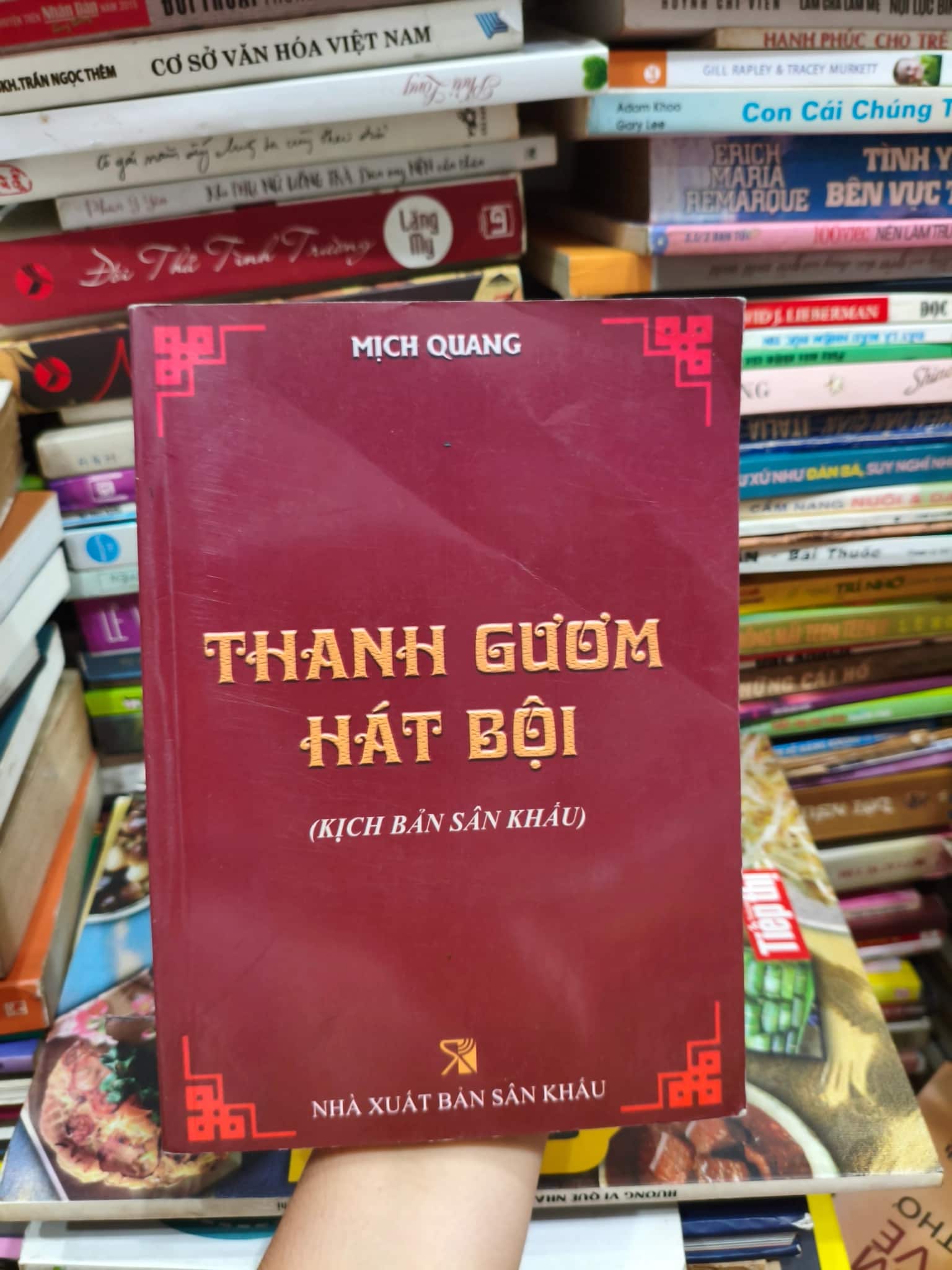 Thanh gươm hát bội 