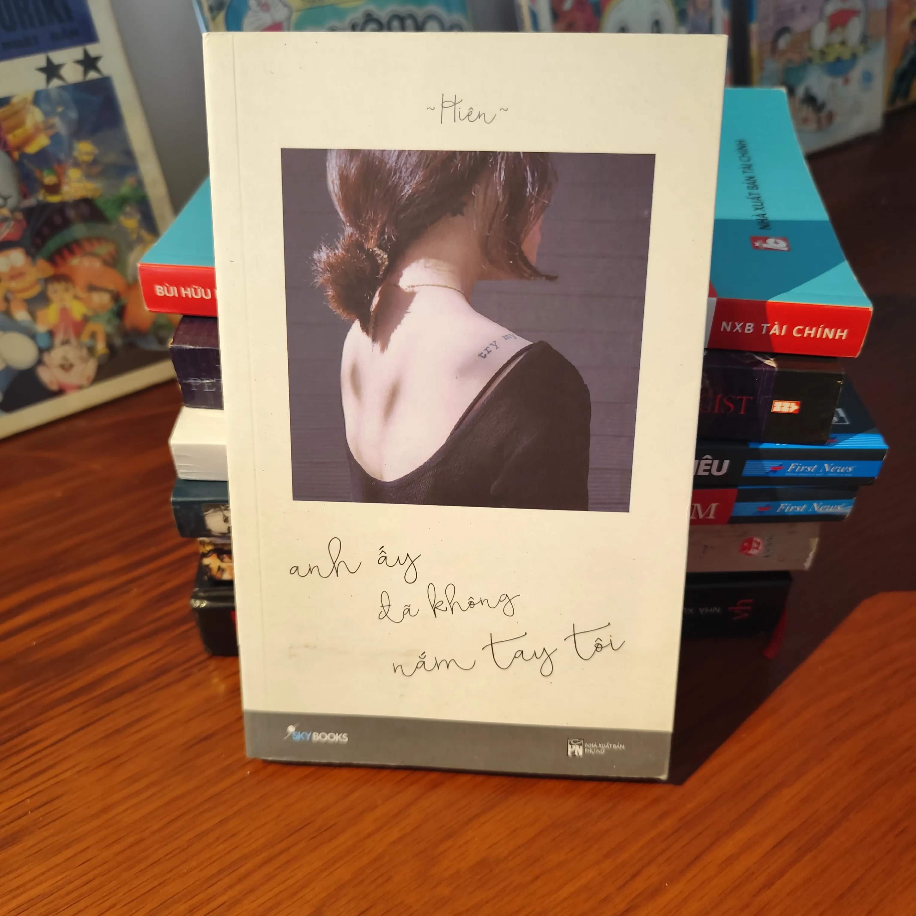 Anh ấy đã không nắm tay tôi