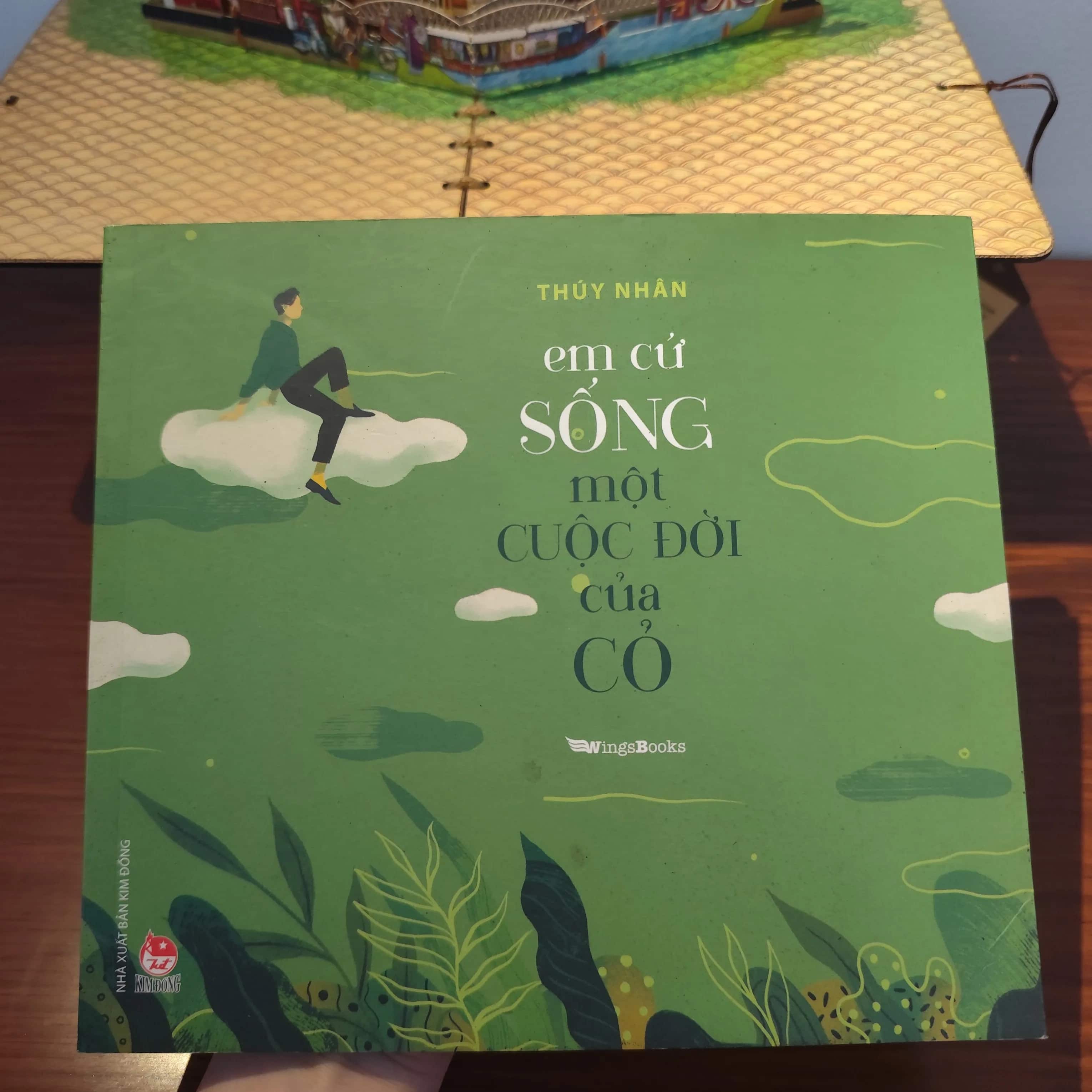 Em cứ sống một cuộc đời của cỏ