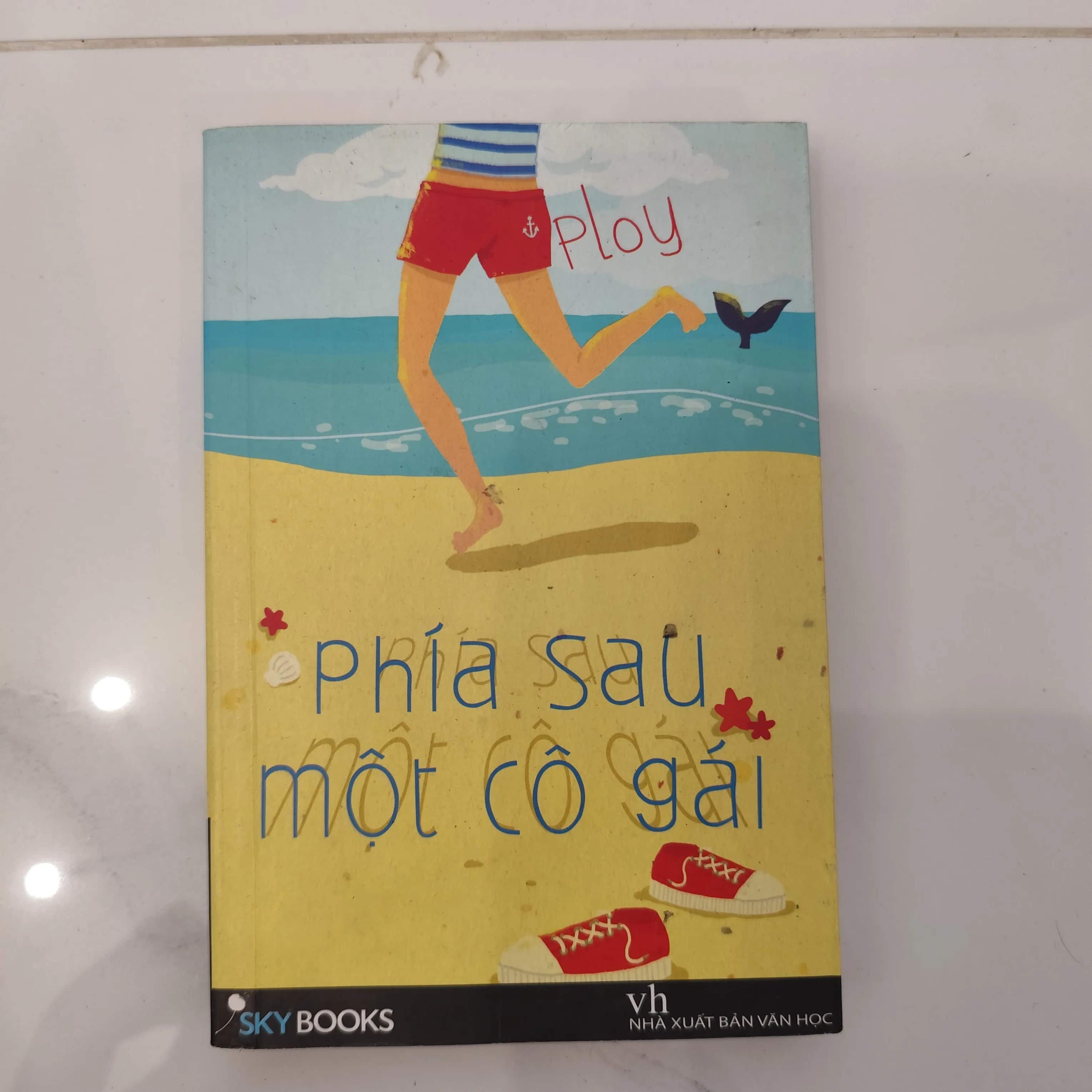 Phía sau một cô gái