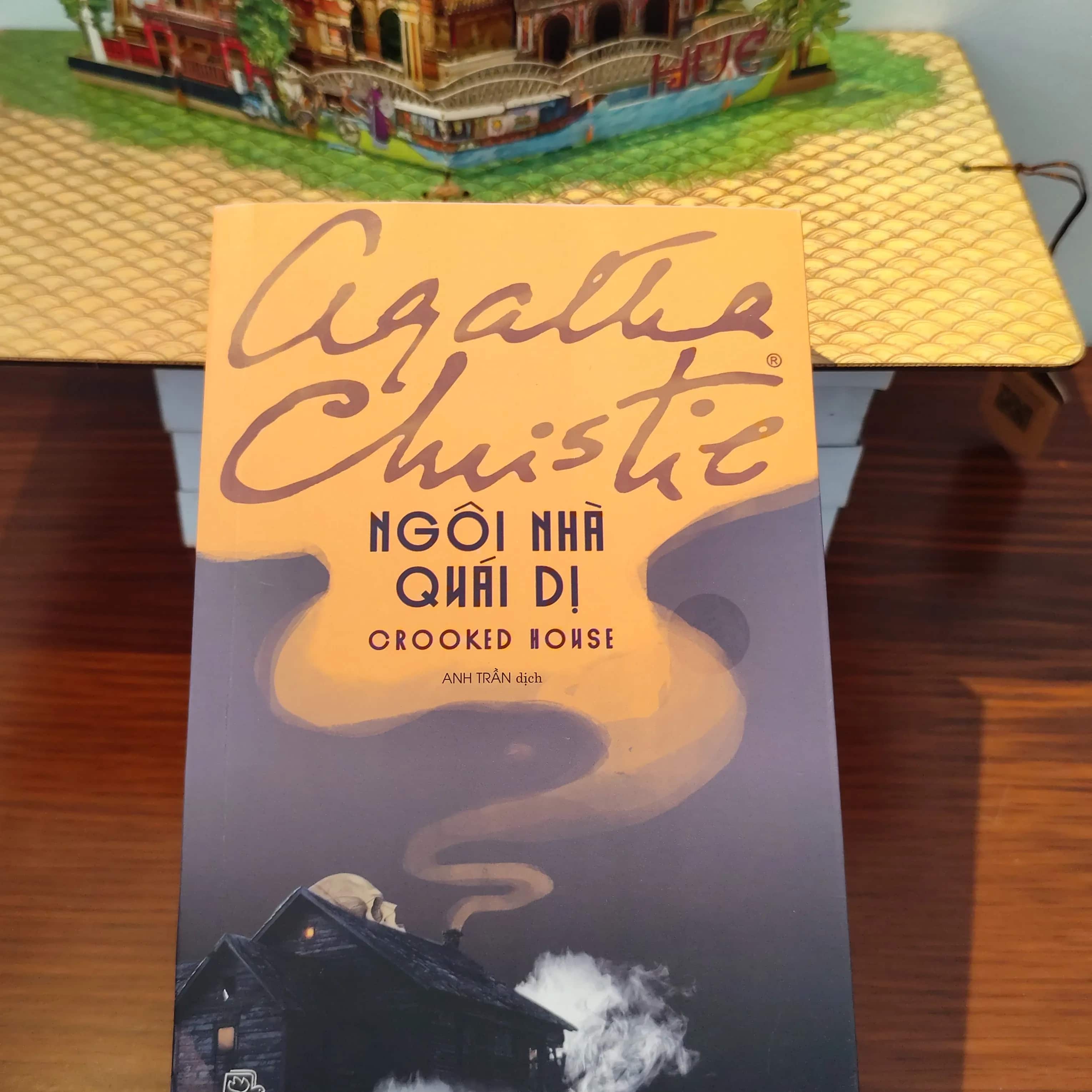 "Ngôi Nhà Quái Dị" (Crooked House) của tác giả Agatha Christie