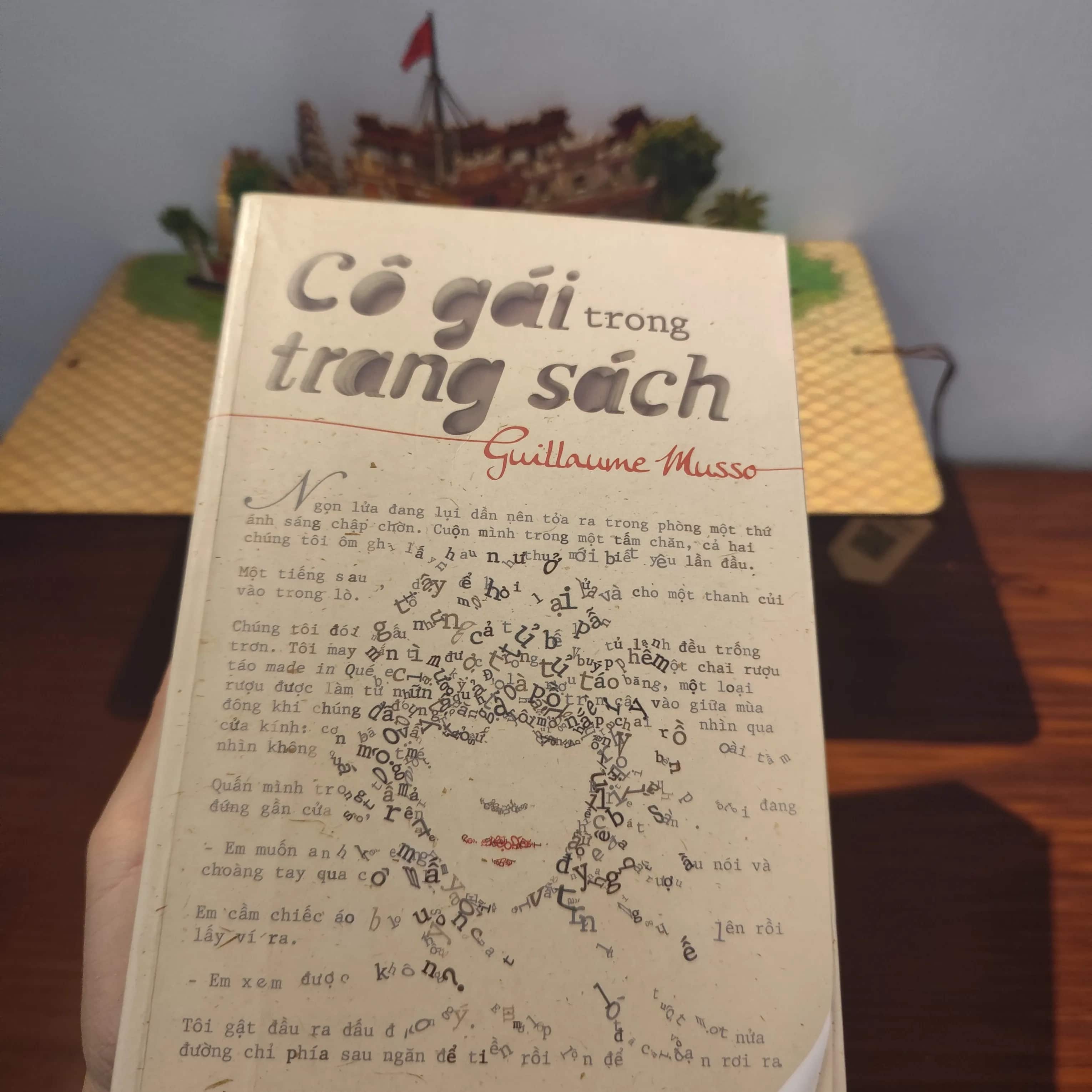 Cô gái trong trang sách