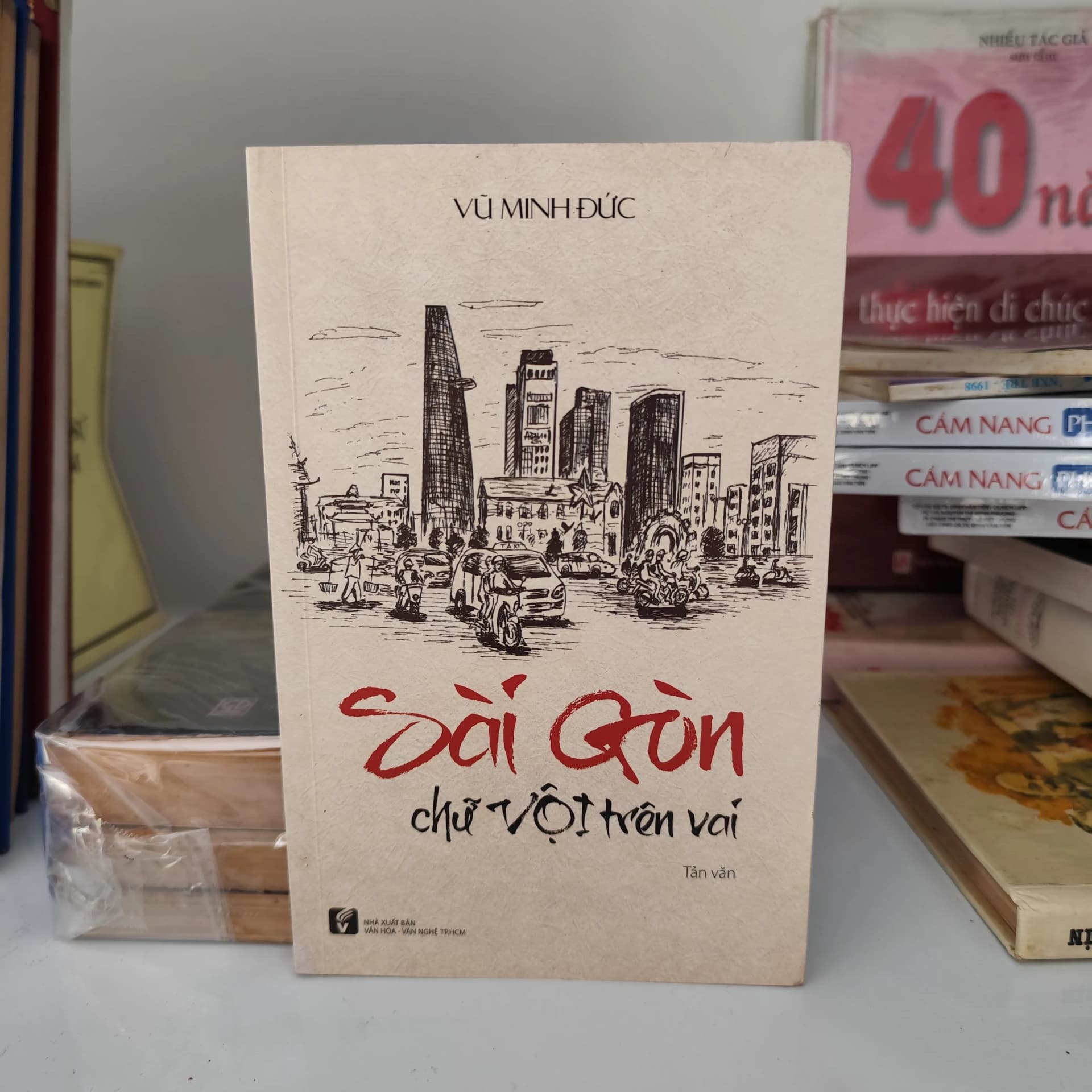 Sài Gòn chữ vội trên vai- Tản Văn - Image 1