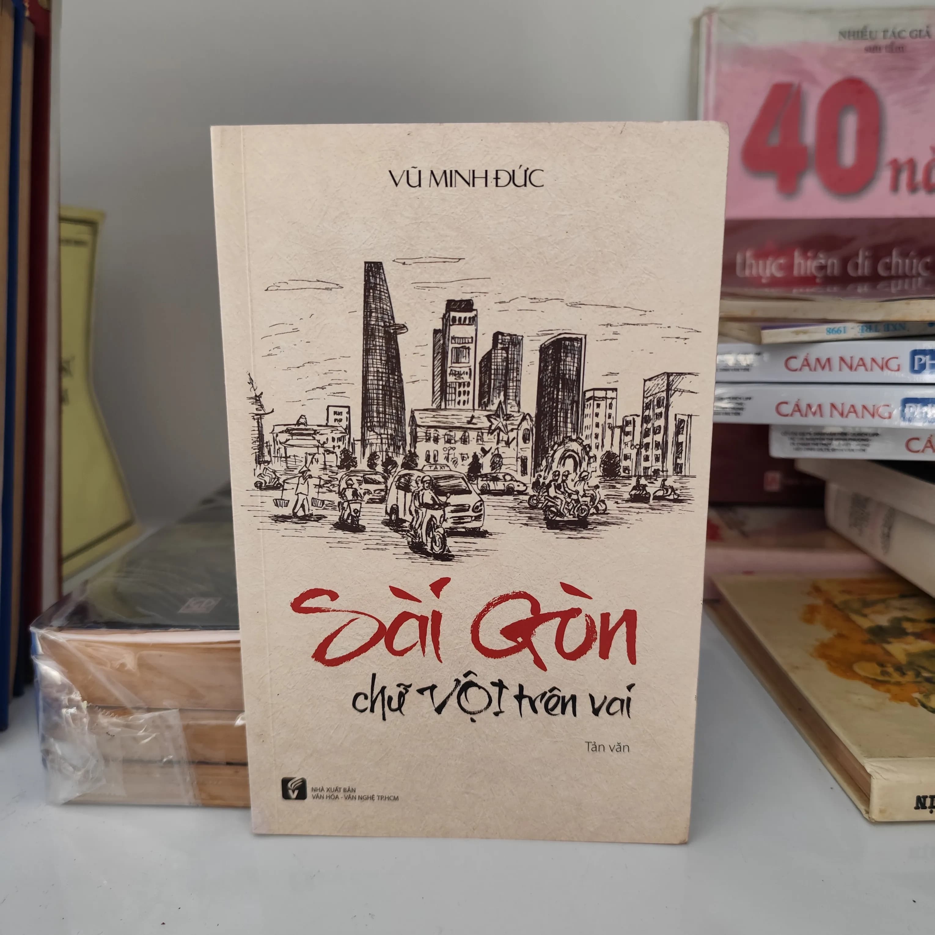 Sài Gòn chữ vội trên vai- Tản Văn - Image 1