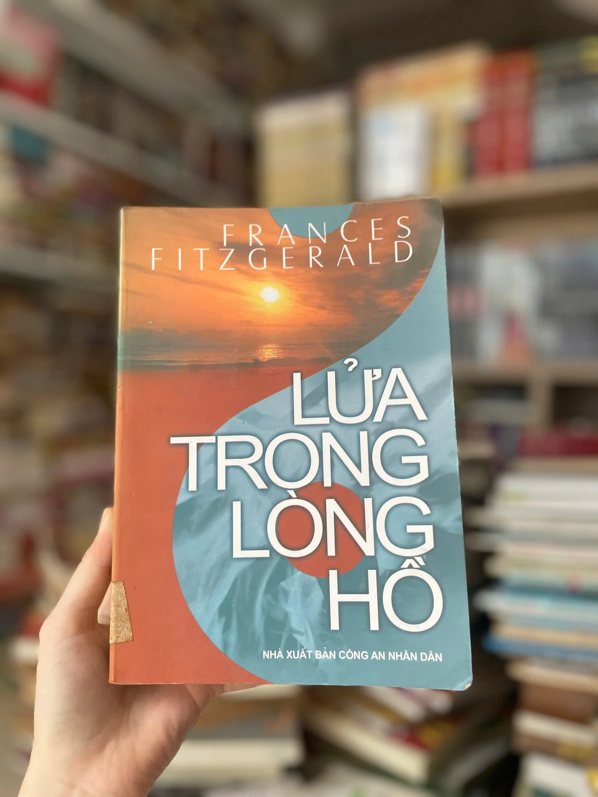 Lửa trong lòng hồ - Frances Fitzgerald - Image 1