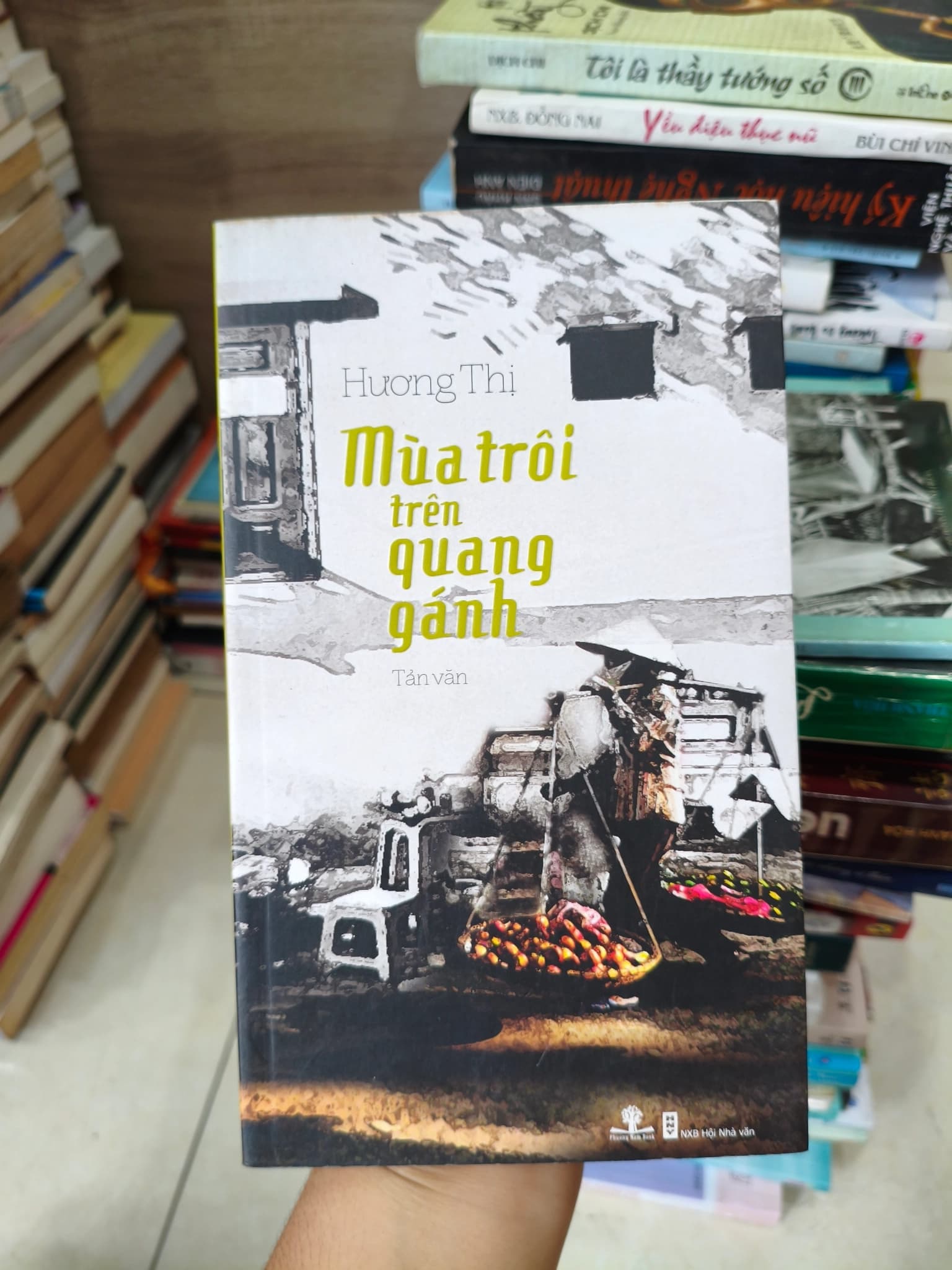 Mùa trôi trên quang gánh - Image 1