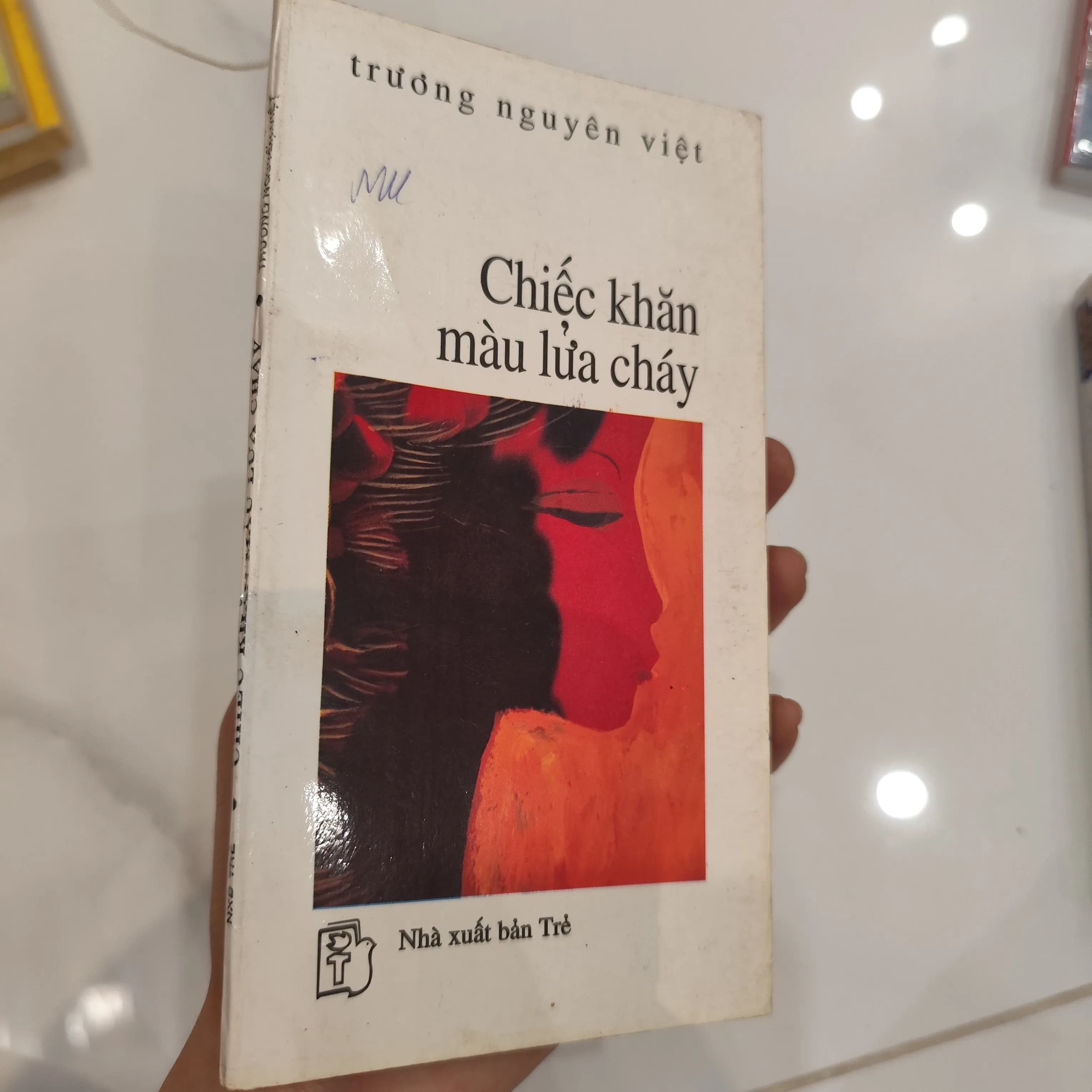 Chiếc khăn màu lửa cháy - Image 1