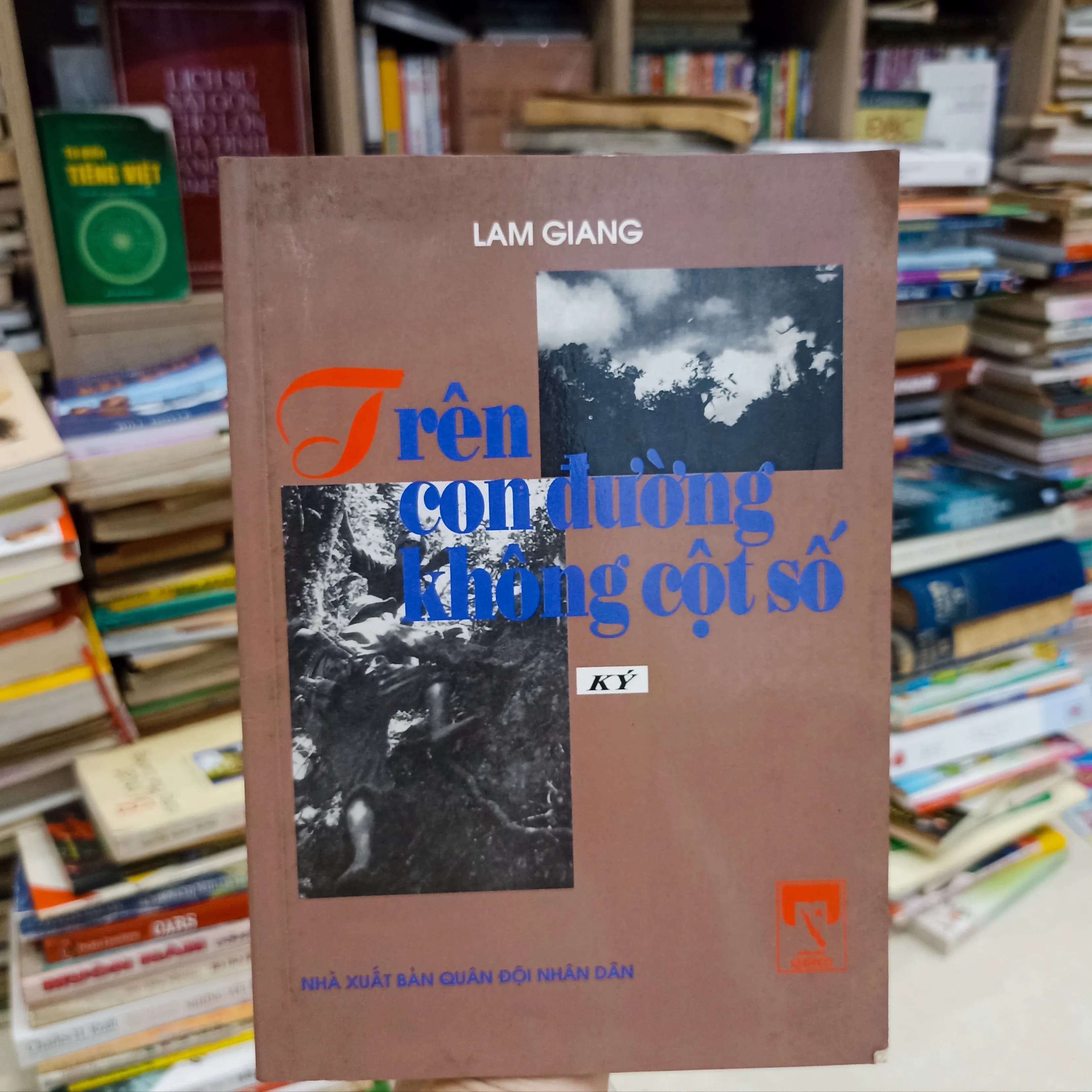 Trên con đường không cột sống - Ký - Image 1