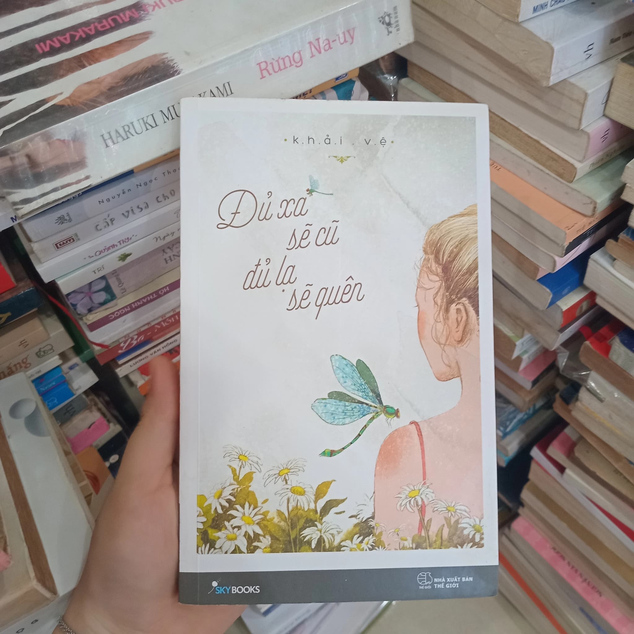 Đủ xa sẽ cũ đủ lạ sẽ quên - Image 1