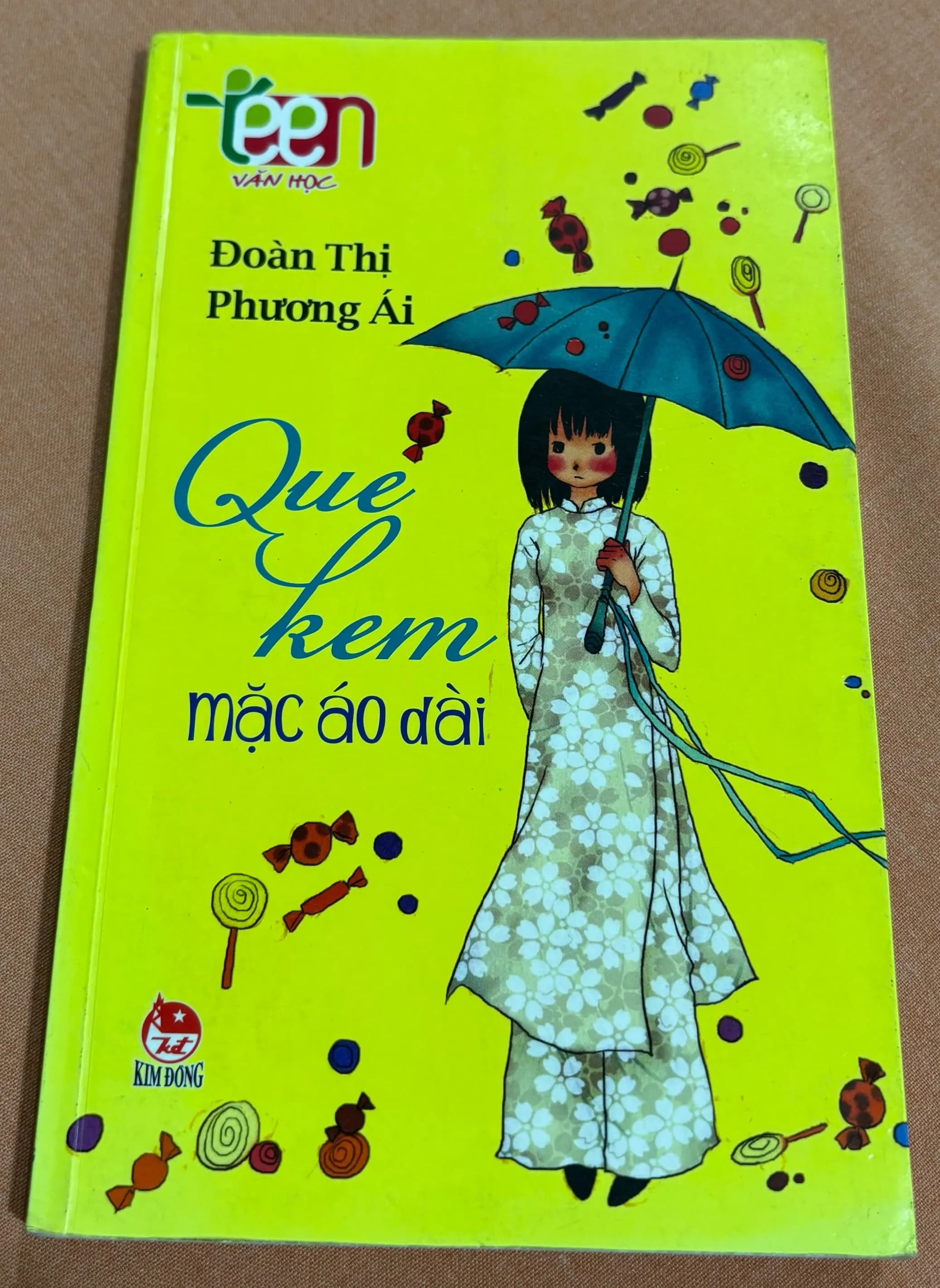 Que kem mặc áo dài - Image 1
