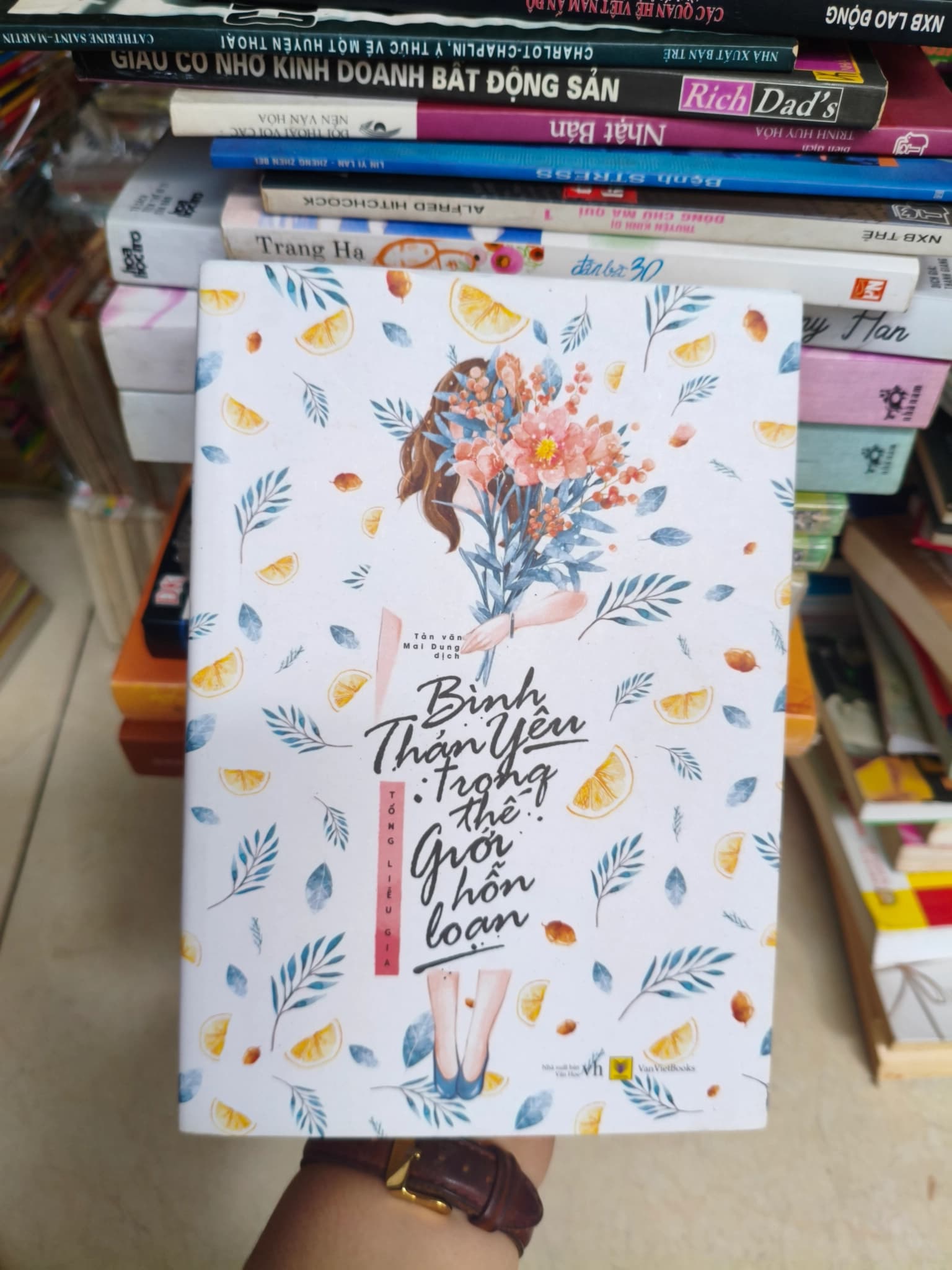 Bình thản yêu trong thế giới hỗn loạn - Image 1