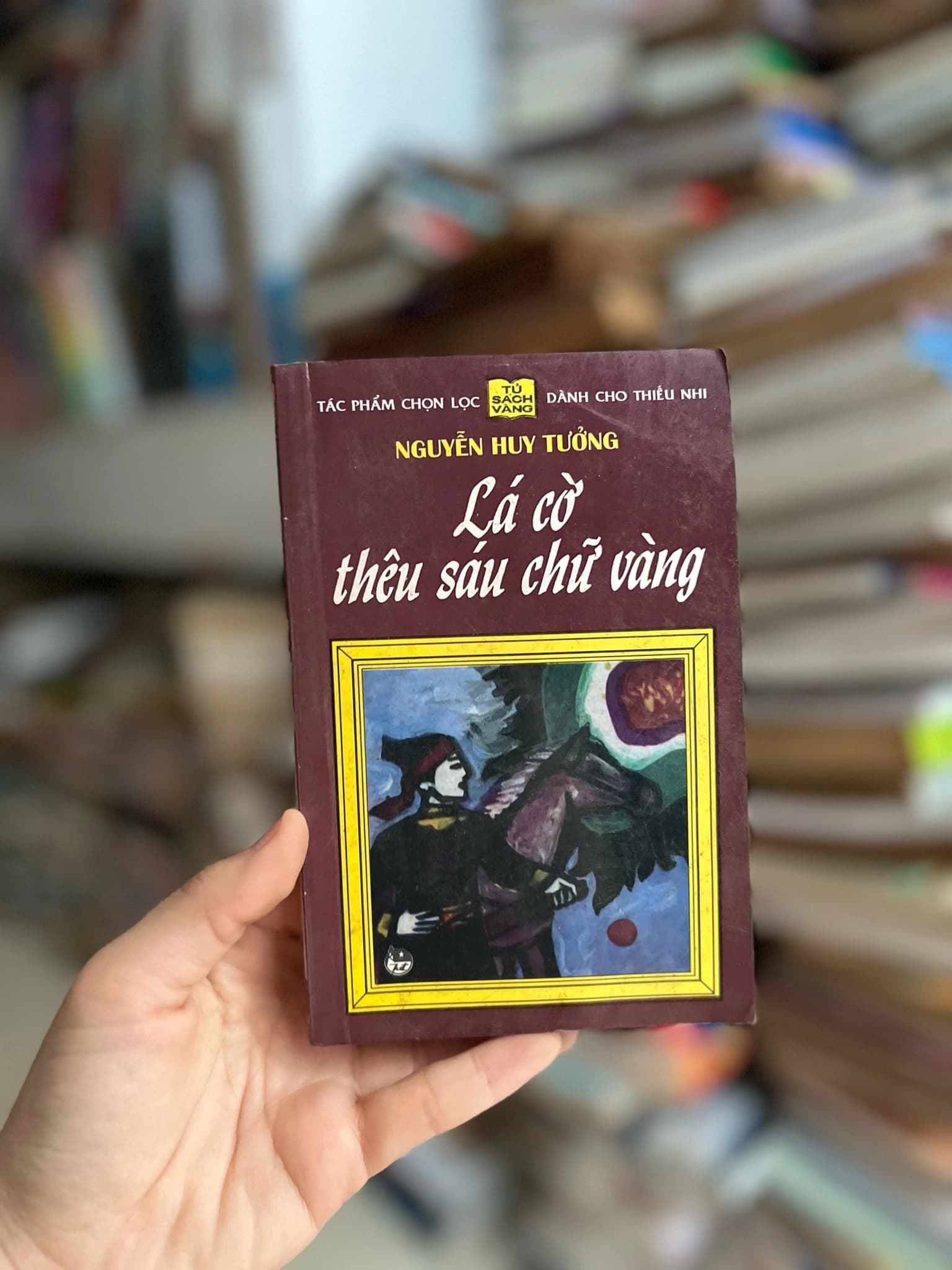 Lá cờ thêu sáu chữ vàng - Nguyễn Huy Tưởng - Image 1