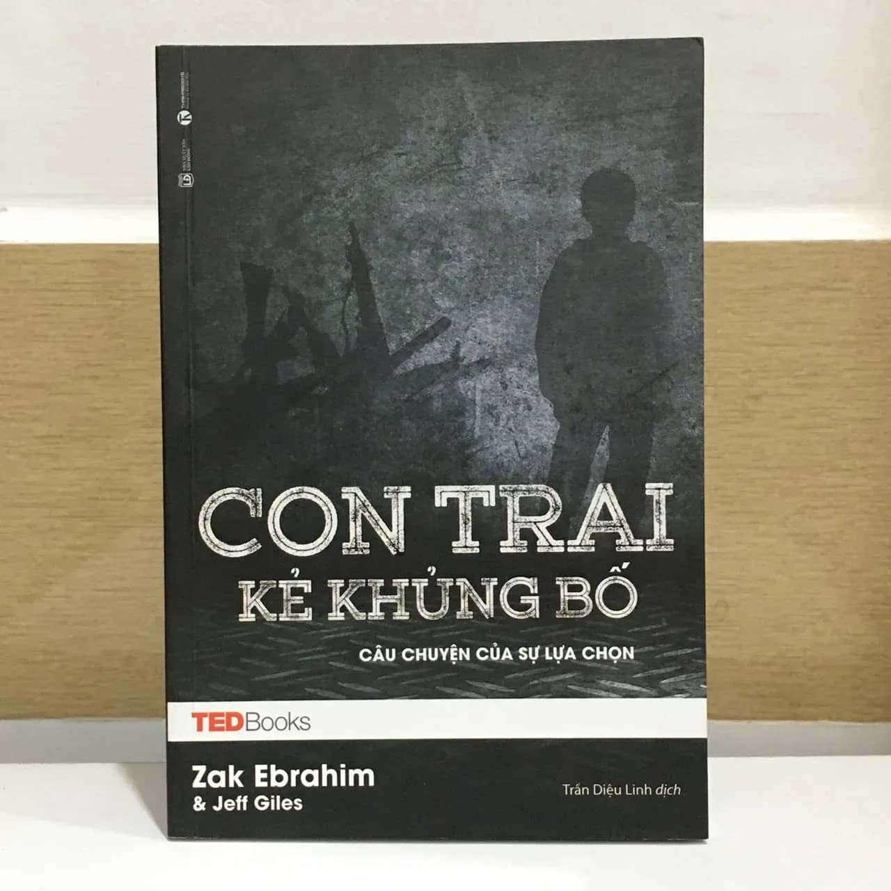 Con Trai Kẻ Khủng Bố - Image 1