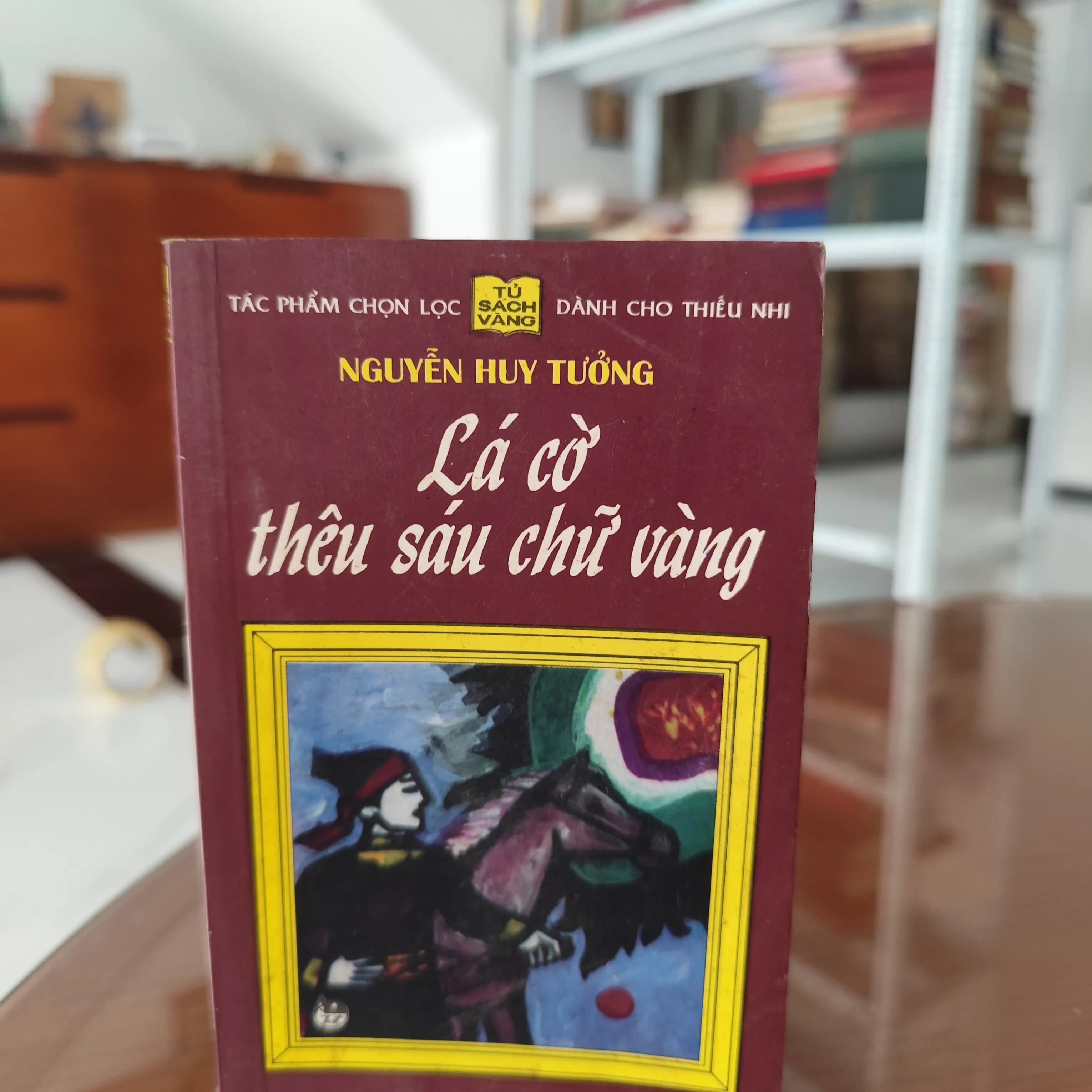 Lá cờ thuê sáu chữ vàng- Nguyễn Huy Tưởng - Image 1