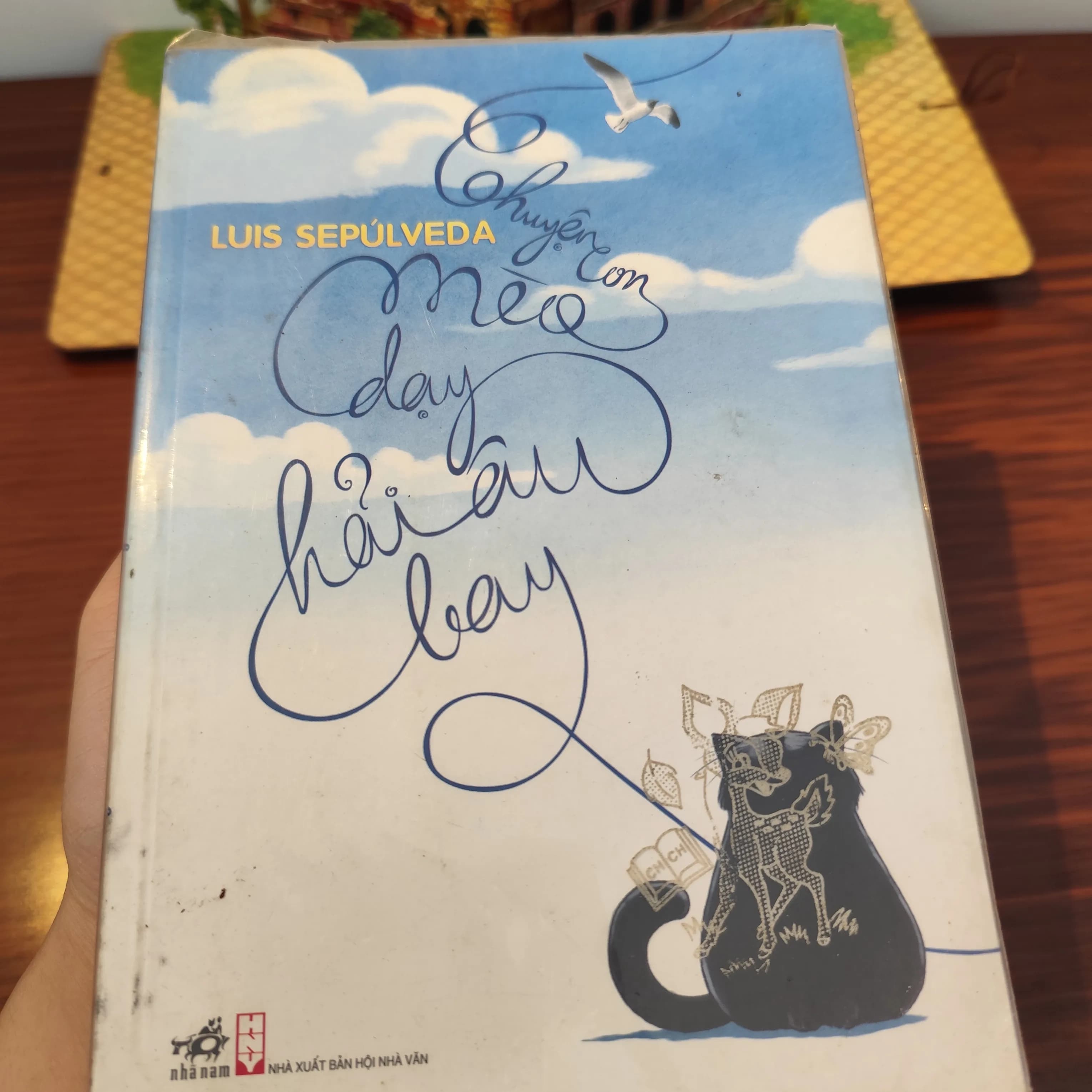 Chuyện Con Mèo Dạy Hải Âu Bay của tác giả Luis Sepúlveda. - Image 1