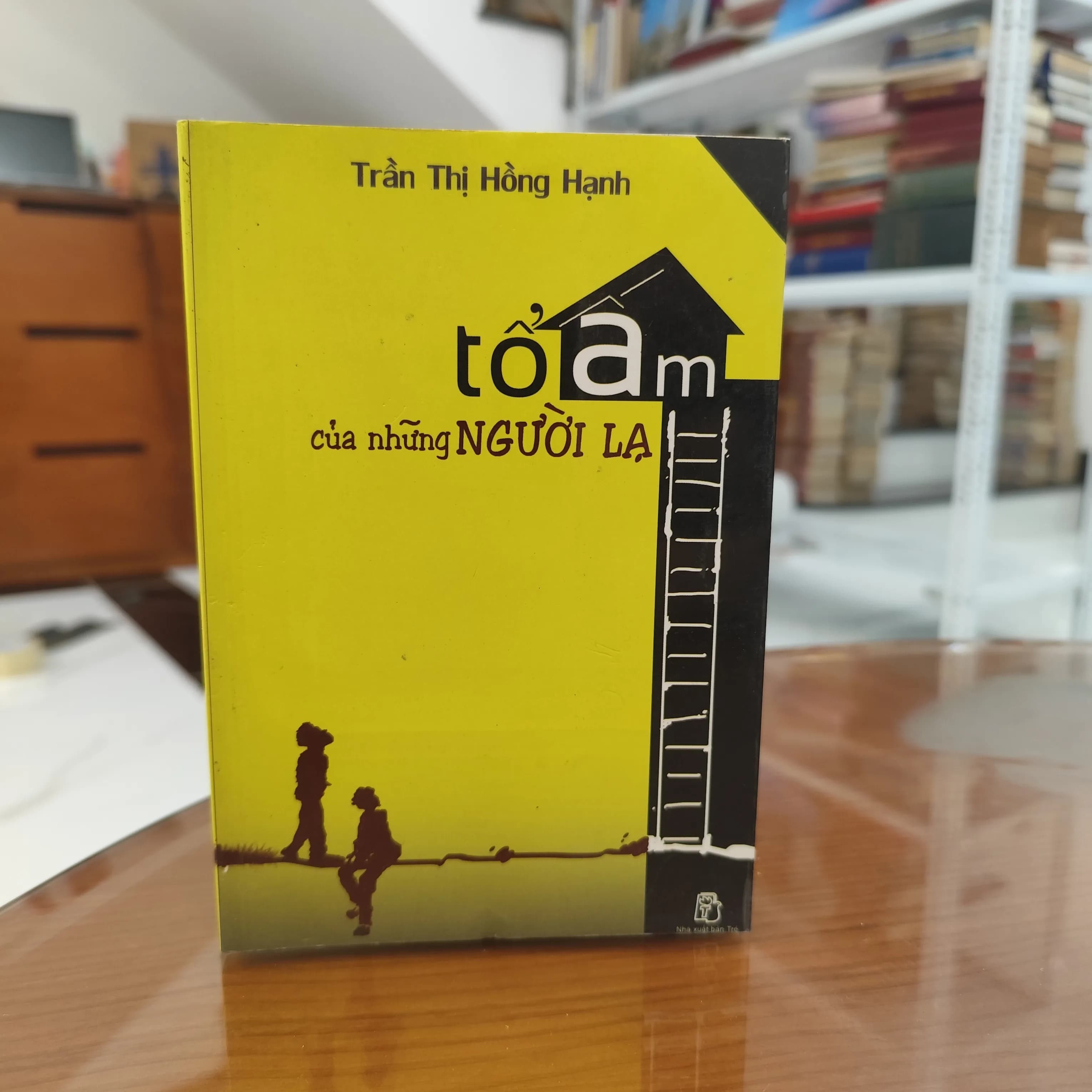 Tổ ấm của những người lạ - Image 1