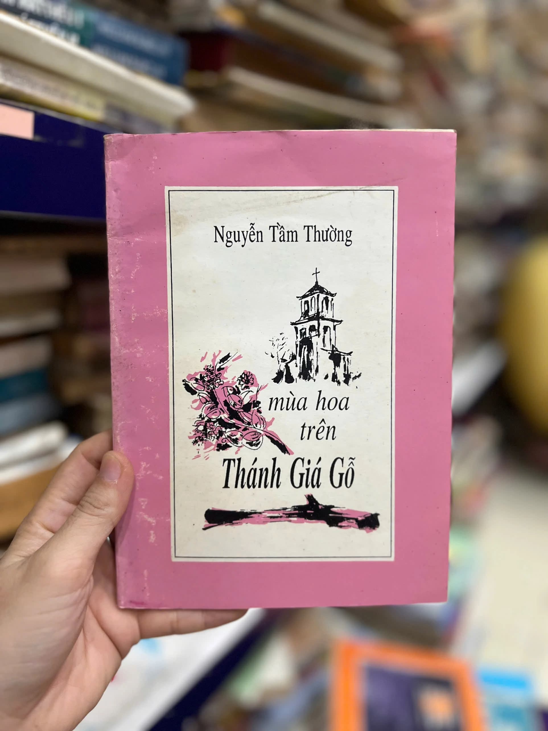 Mùa hoa trên Thánh Giá gỗ - Image 1