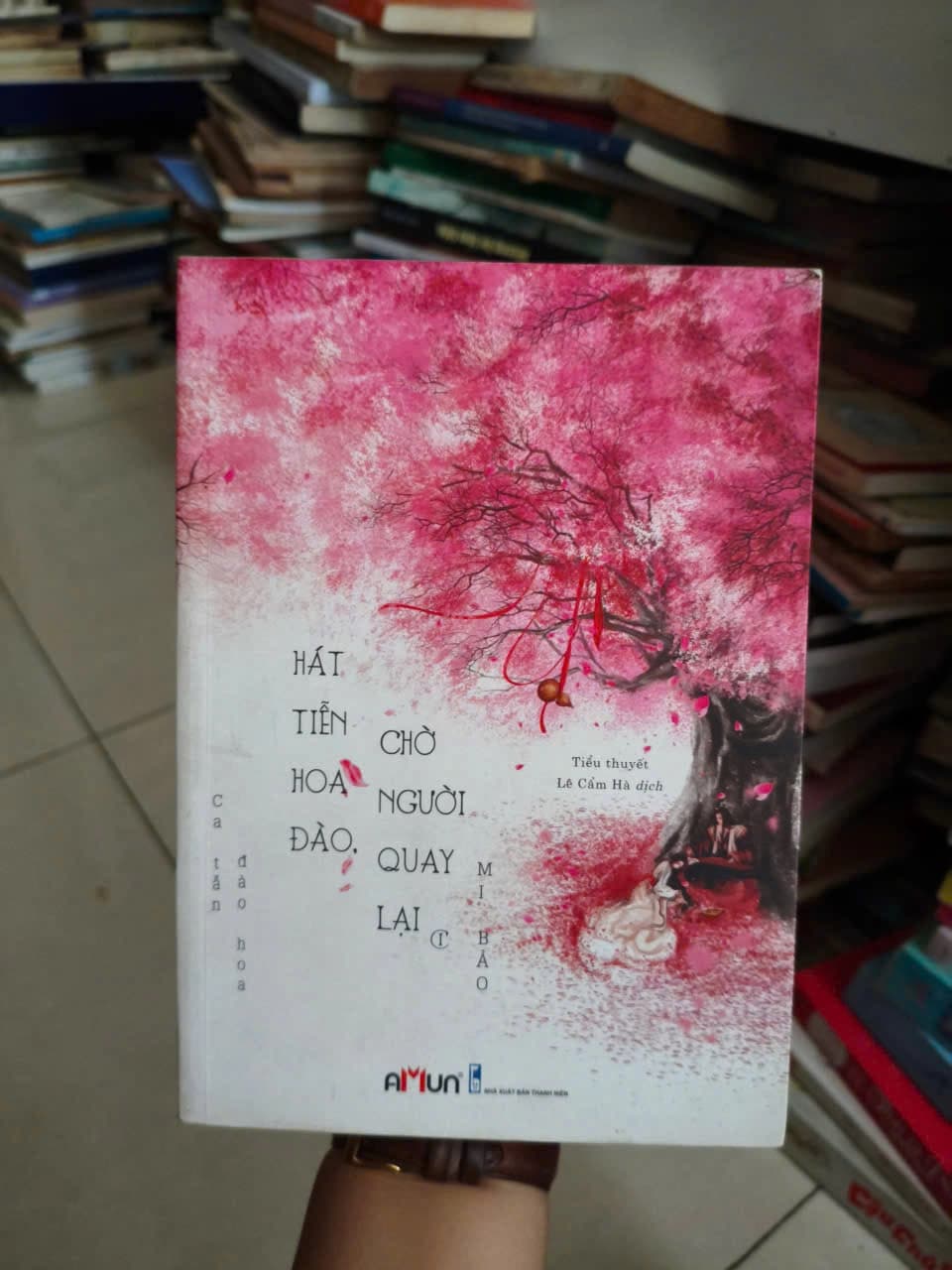 Hát Tiễn Đào Hoa Chờ Người Quay Lại - Tập 1 - Image 1