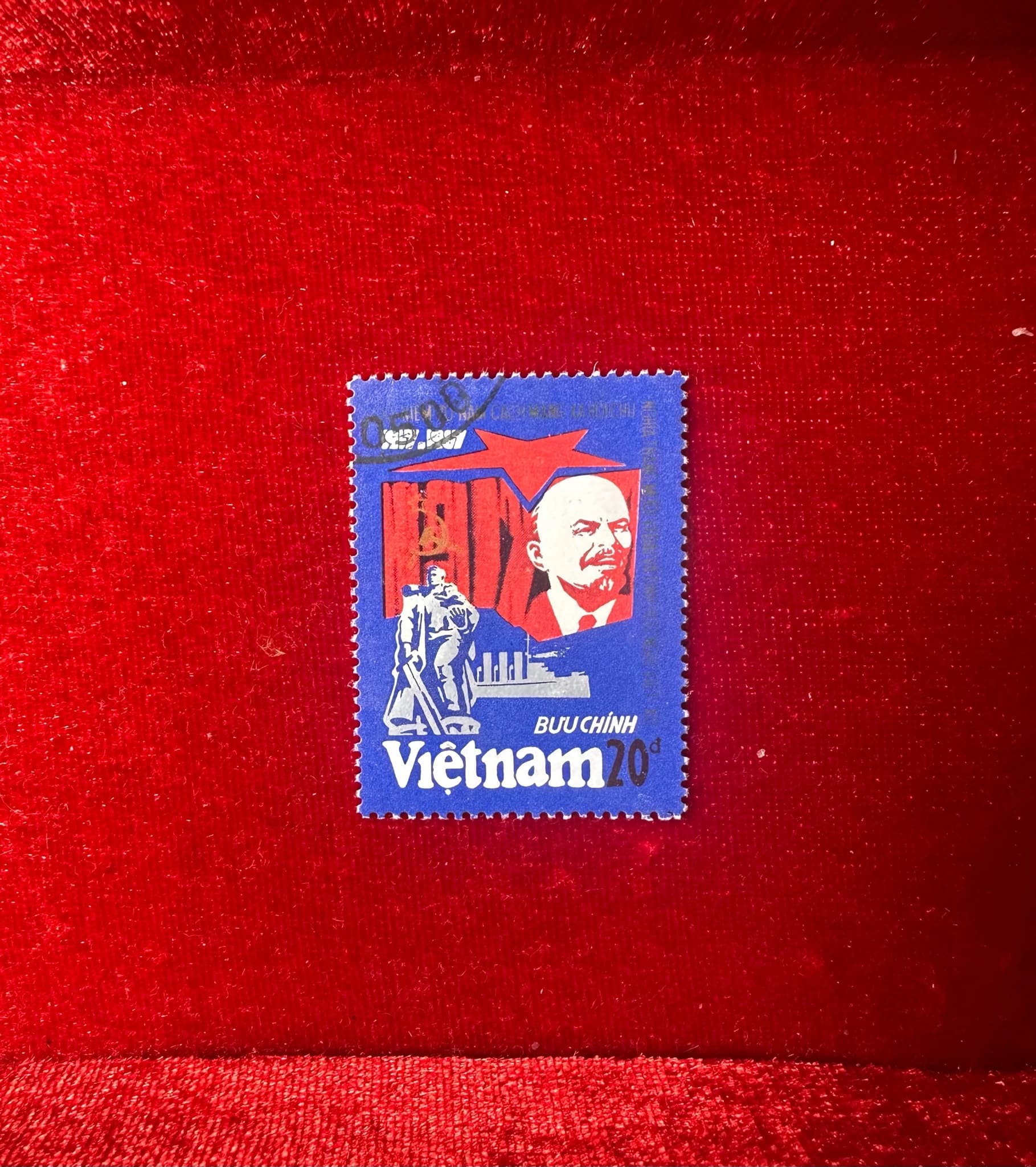 Tem sưu tầm - Tem kỷ niệm 70 năm cách mạng tháng 10 và hữu nghị Việt Xô - Image 1
