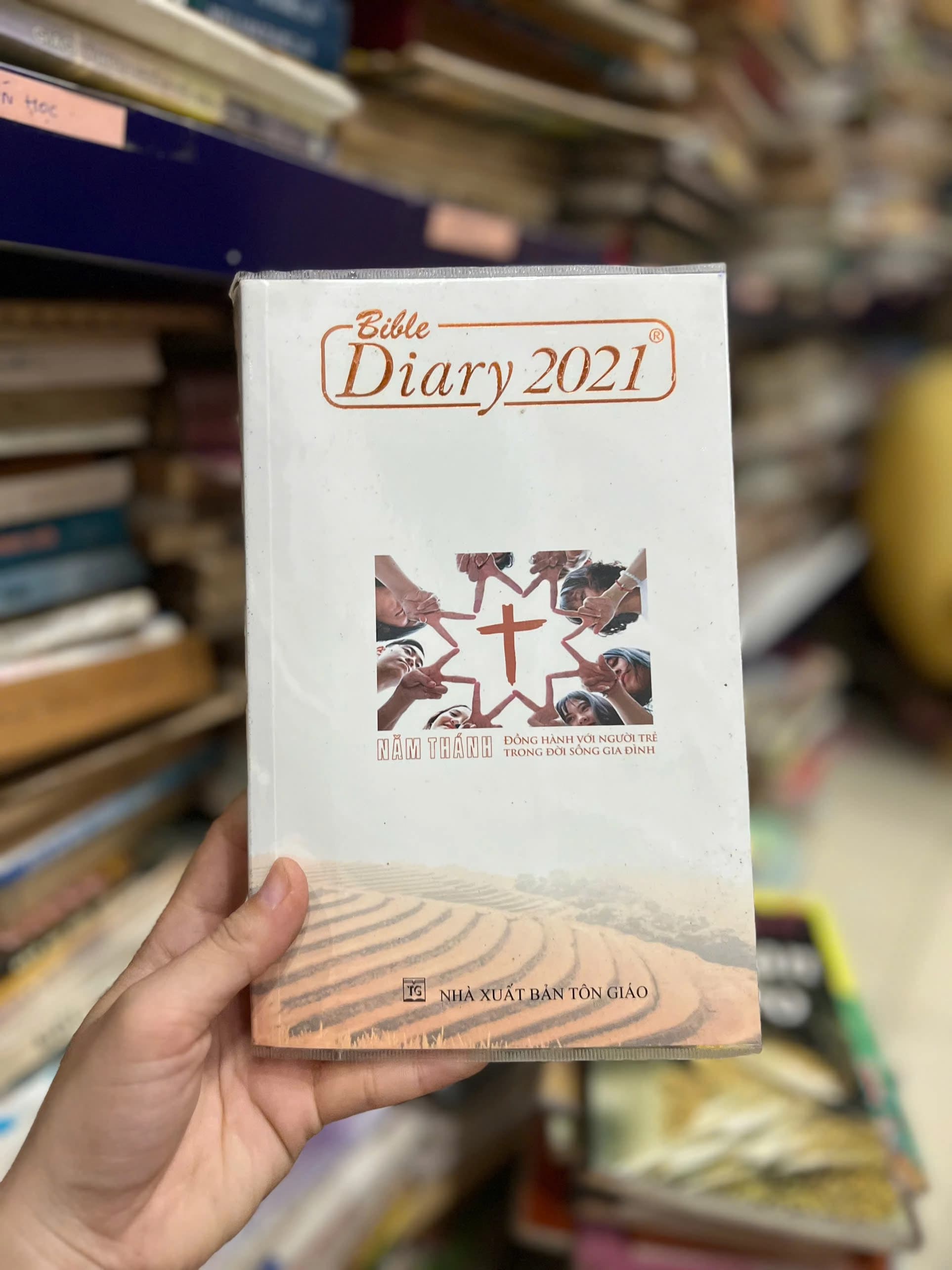 Bible Diary 2021 - Năm Thánh đồng hành với người trẻ trong đời sống gia đình - Image 1