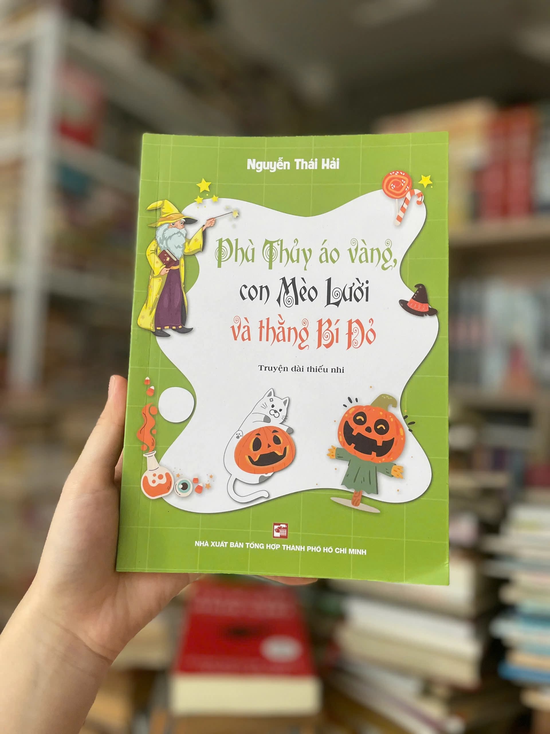 Phù Thủy Áo Vàng, Con Mèo Lười Và Thằng Bí Đỏ - Image 1
