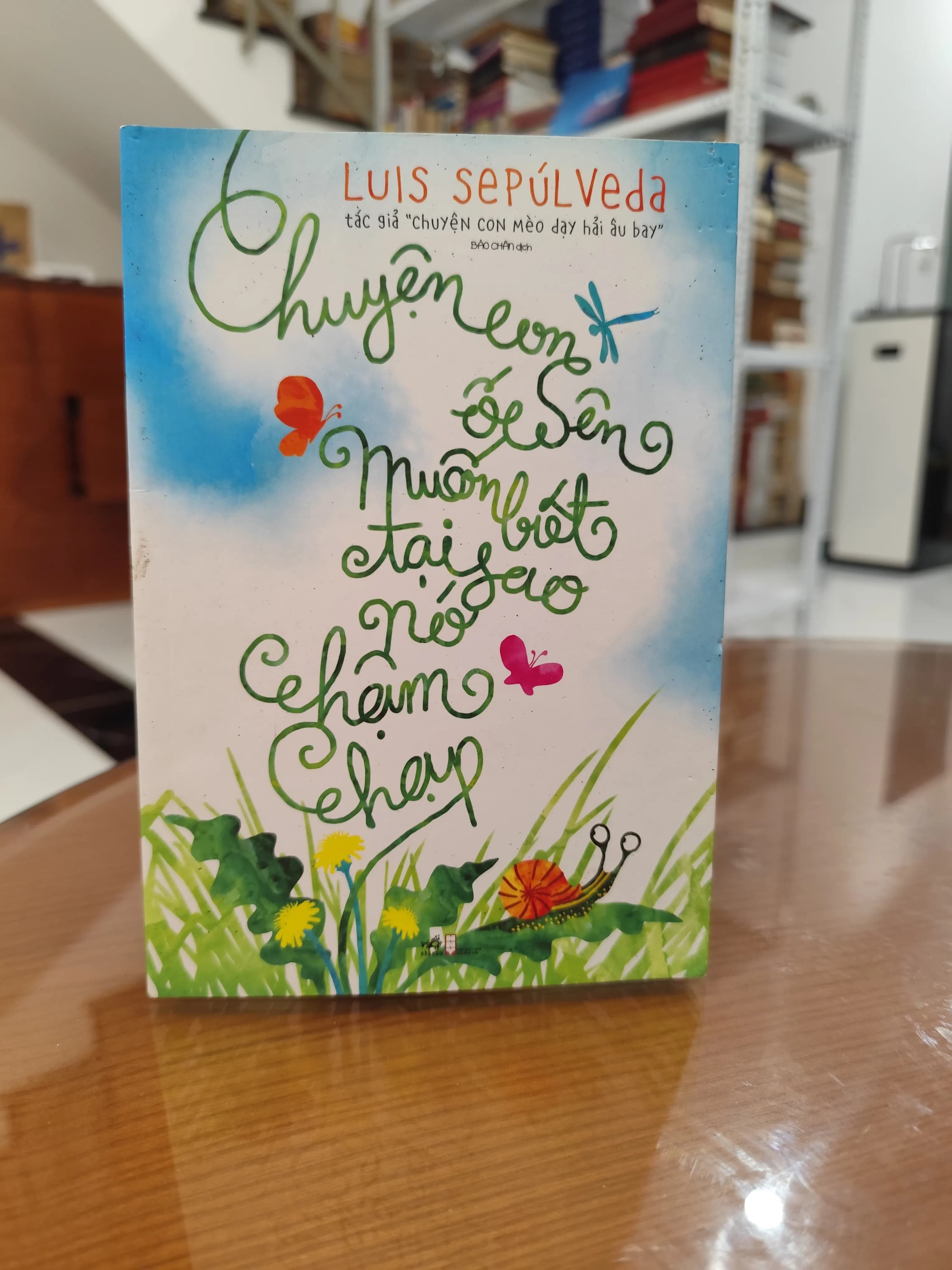 "Chuyện con ốc sên muốn biết tại sao nó chậm chạp" của tác giả Luis Sepúlveda. - Image 1