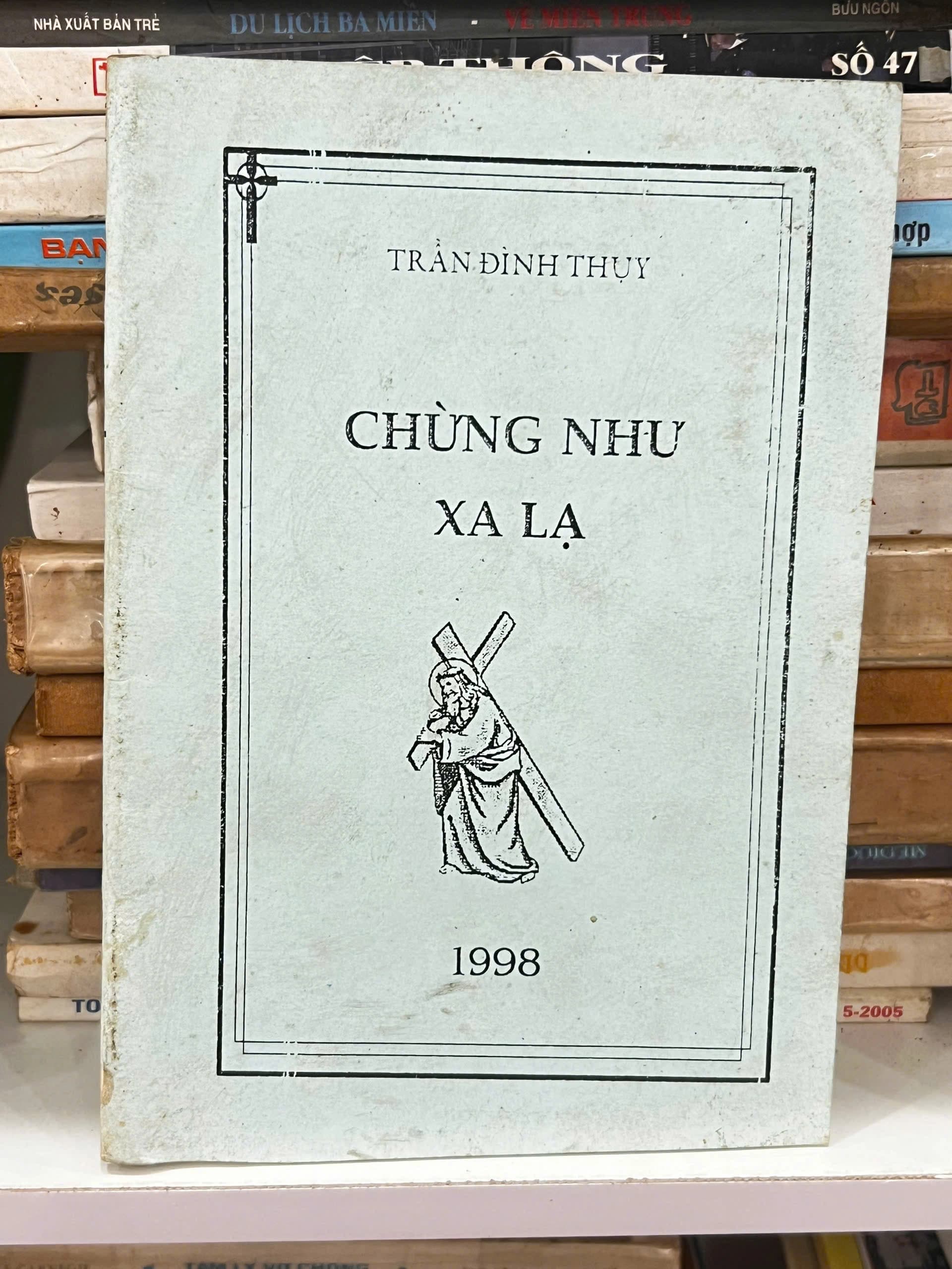 Chừng Như Xa Lạ - Trần Đình Thụy - Image 1