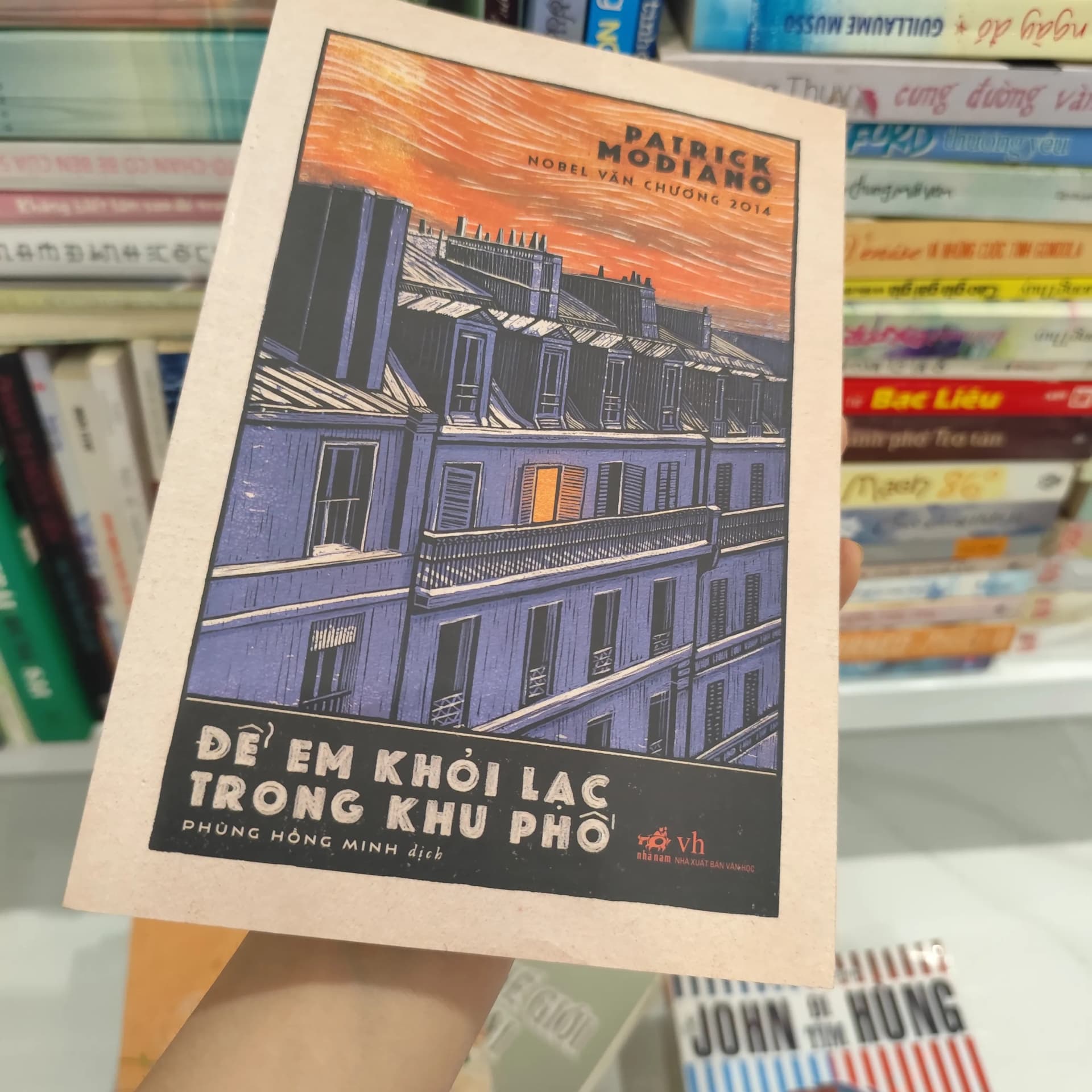 Để em khỏi lạc trong khu phố- Nobel Văn Chương 2014 - Image 1