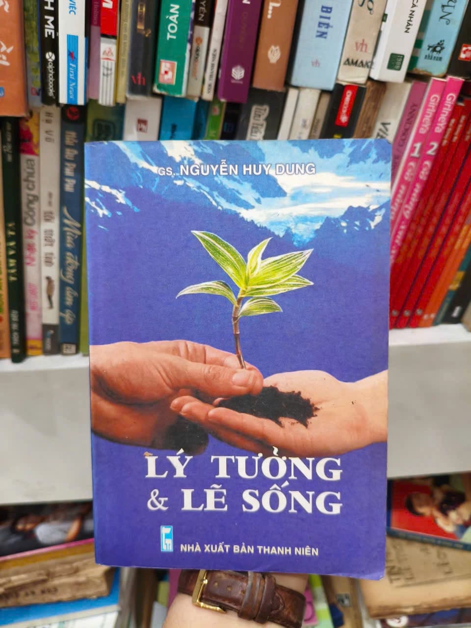 Lý Tưởng Và Lẽ Sống - Image 1