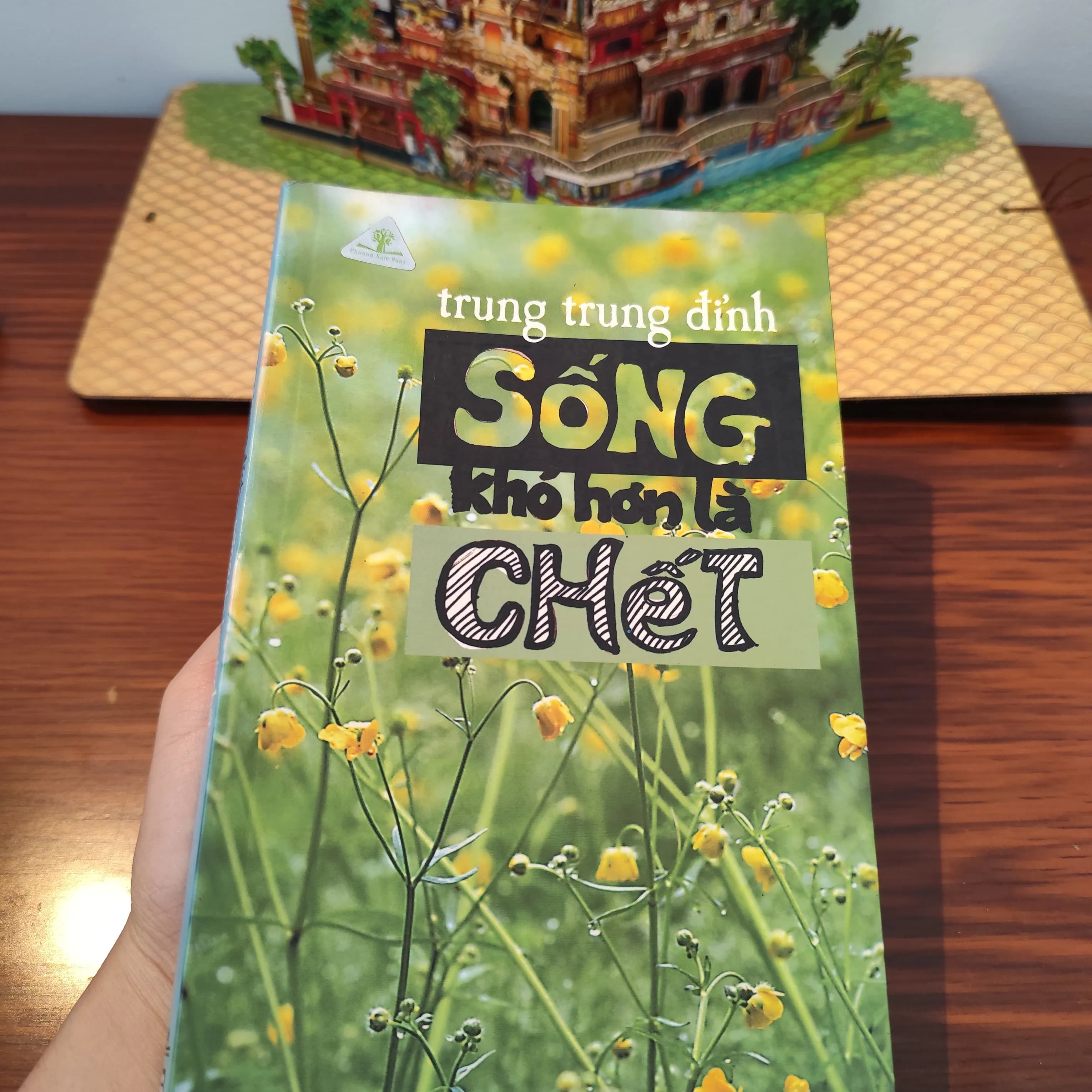 Sống khó hơn là chết - Trung Trung Đỉnh - Image 1