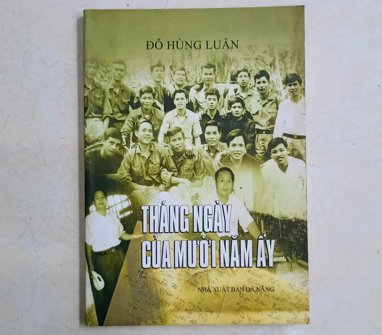 Tháng ngày của mười năm ấy - Image 1