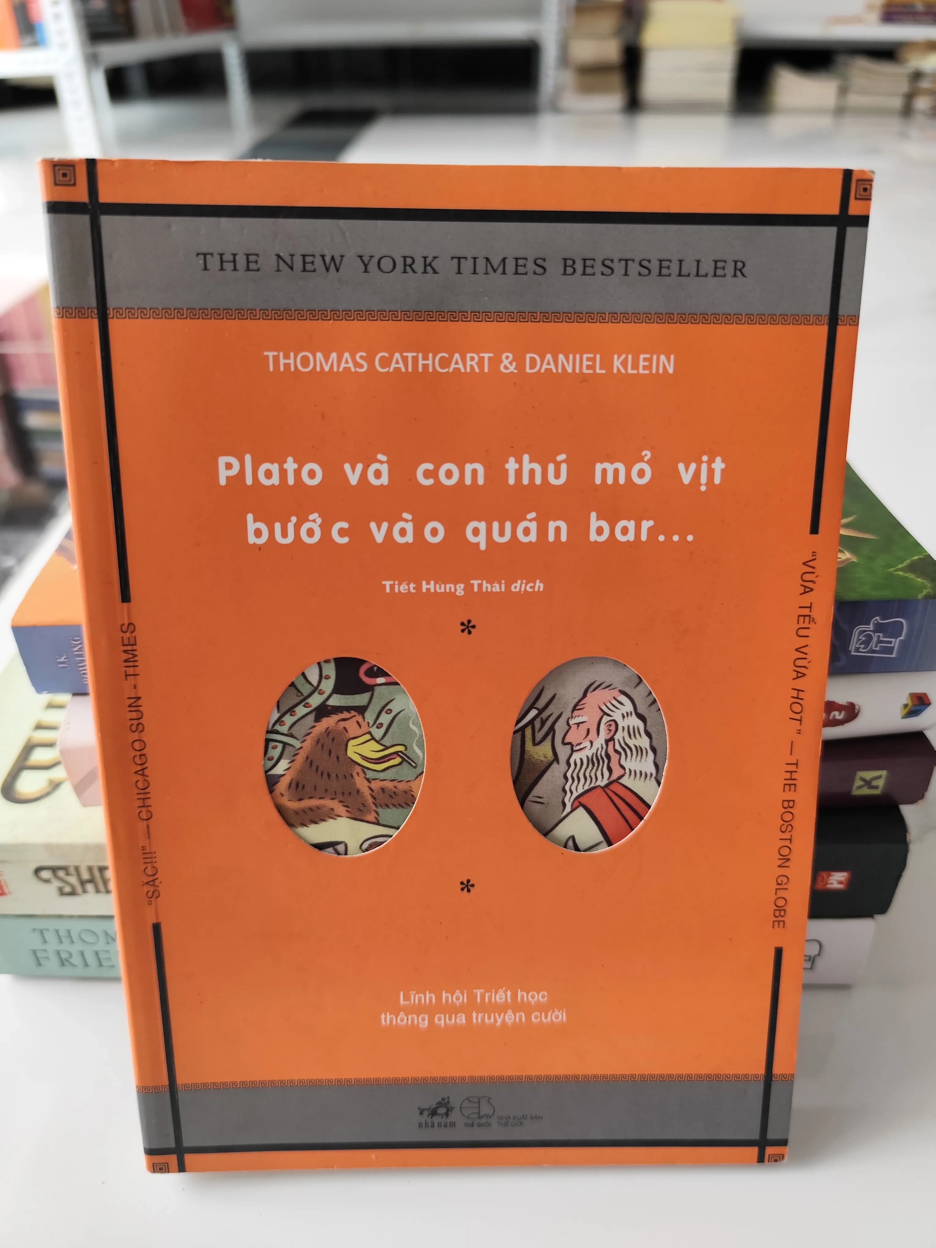 Plato và con thú mỏ vịt bước vào quán bar - Image 1