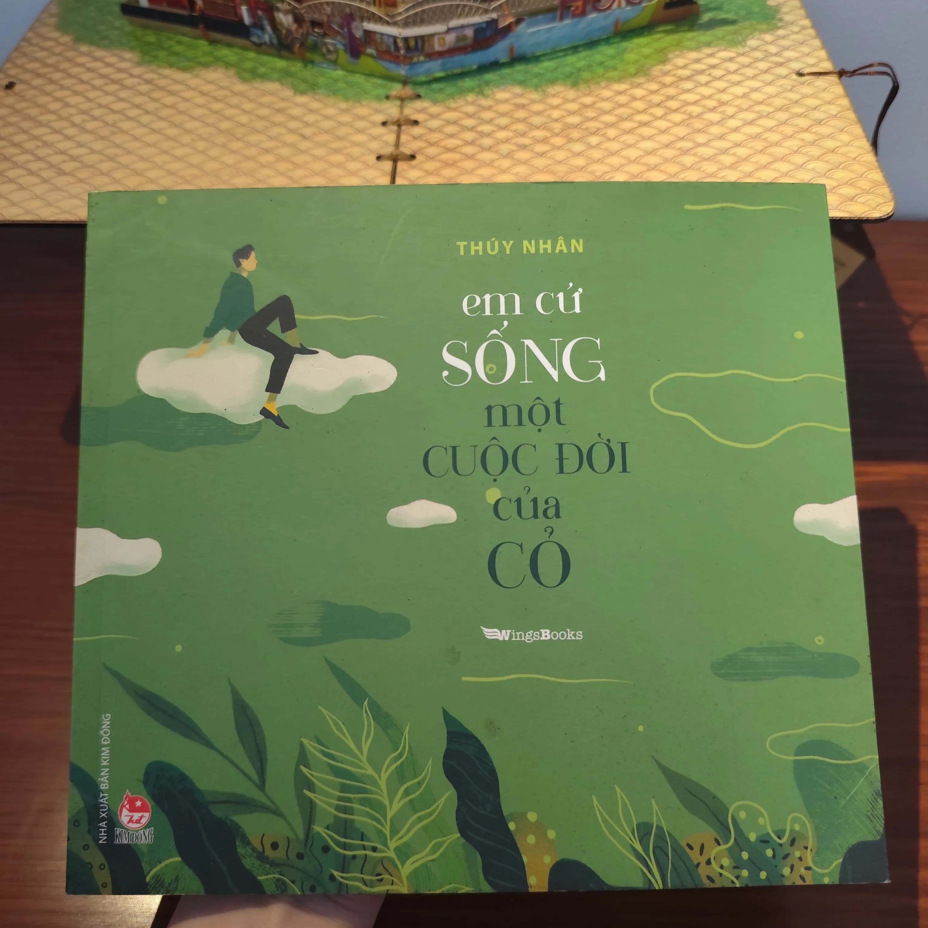 Em cứ sống một cuộc đời của cỏ - Image 1