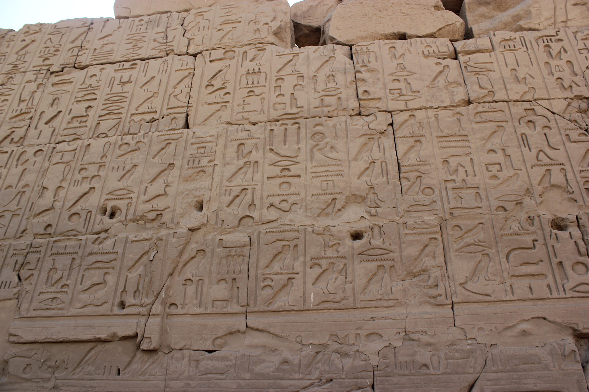 Chữ tượng hình Ai Cập khắc trên tường đền Karnak