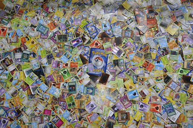 Bộ sưu tập card Pokémon thật được sắp xếp để kiểm tra